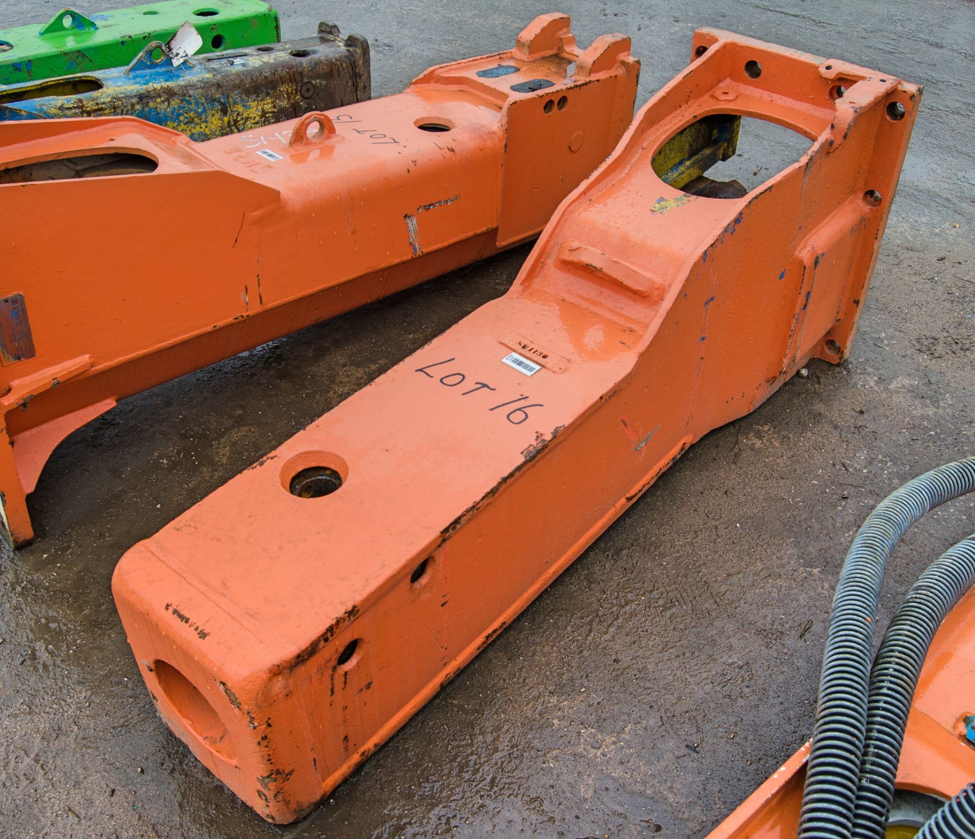 Hydraulic breaker to suit 13-18 tonne excavator SH1130 ** Incomplete and no headstock **