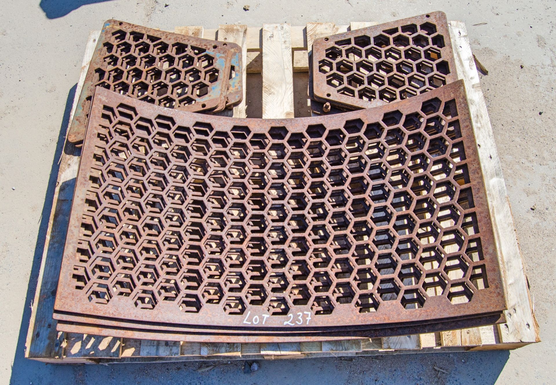 Pallet of screening bucket shell set