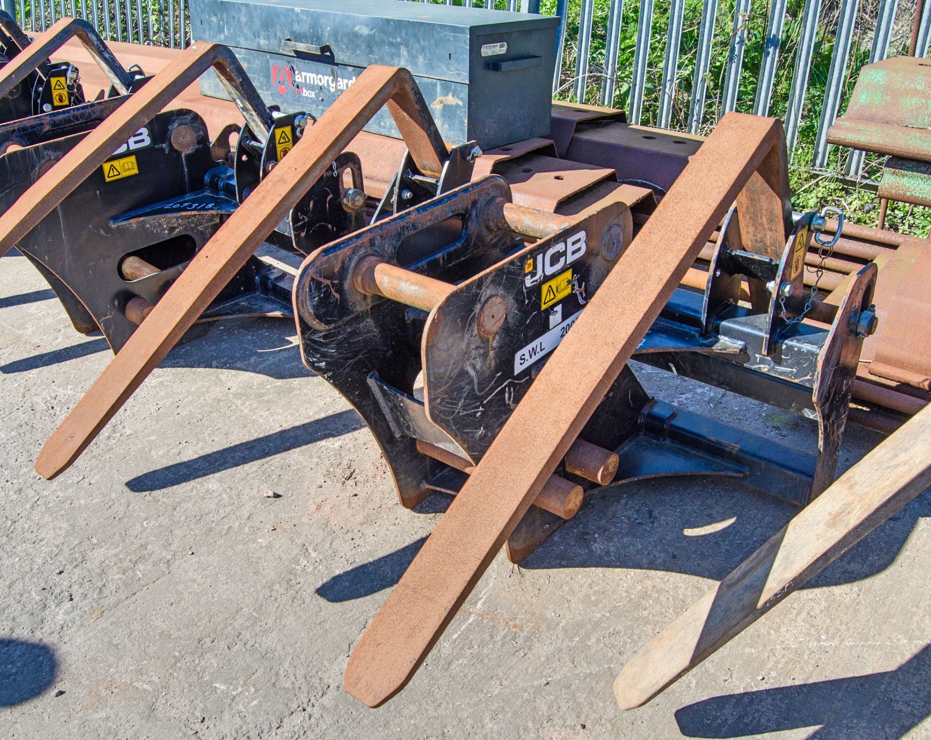 JCB fork carriage to suit 10-24 tonne excavator c/w headstock Pin diameter: 65mm Pin centres: