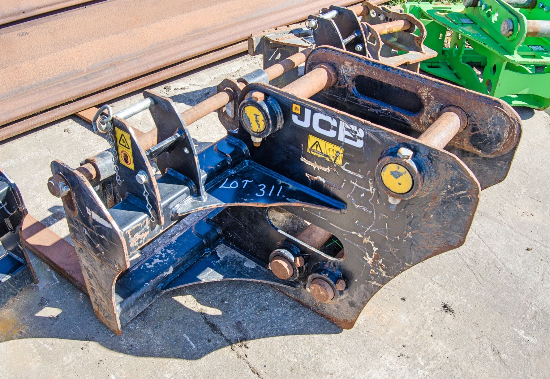 JCB fork carriage to suit 10-24 tonne excavator c/w headstock Pin diameter: 65mm Pin centres: - Image 3 of 3