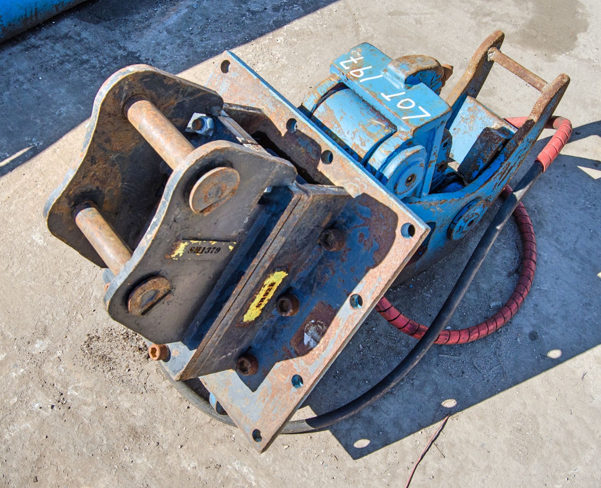 Hydraulic alligator crusher / fixed pulveriser to suit 1.5-3 tonne excavator c/w headstock Pin - Image 2 of 2