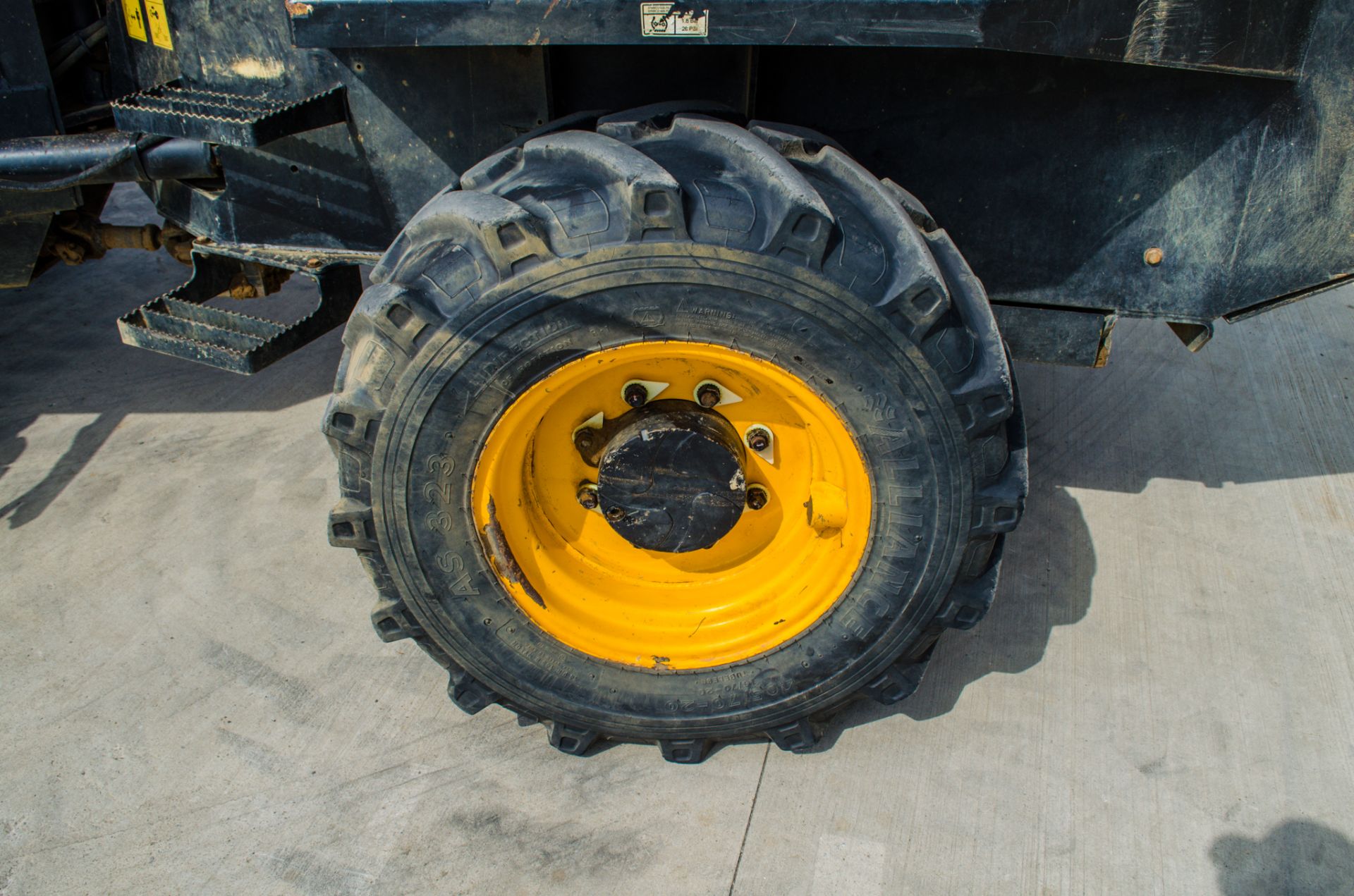 JCB 6 tonne swivel skip dumper Year: 2015 S/N: FFRL8476 Recorded Hours: 2258 c/w V5 A677194 - Image 11 of 20