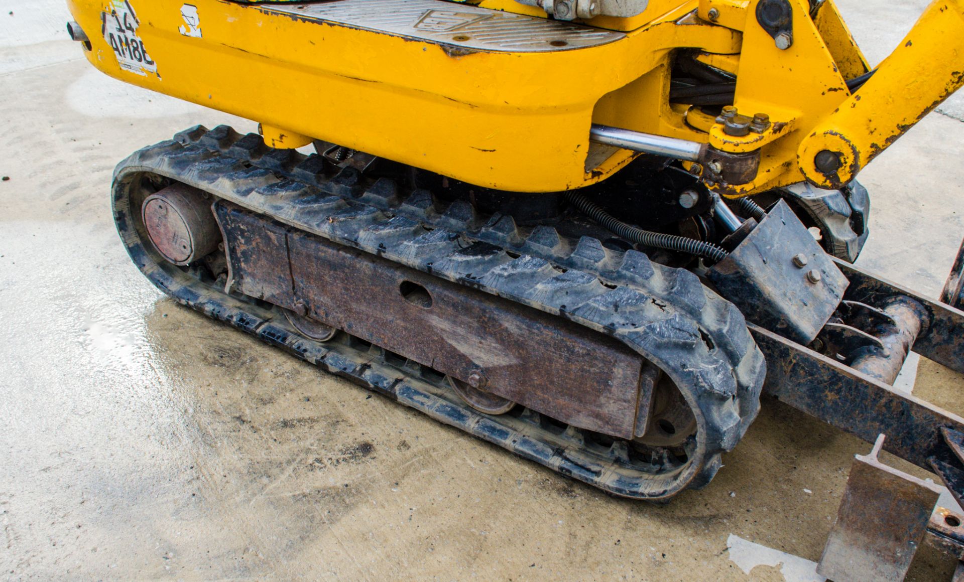 JCB 8008 CTS 0.8 tonne rubber tracked micro excavator Year: 2015 S/N: 2410905 Recorded Hours: 1769 - Image 10 of 21