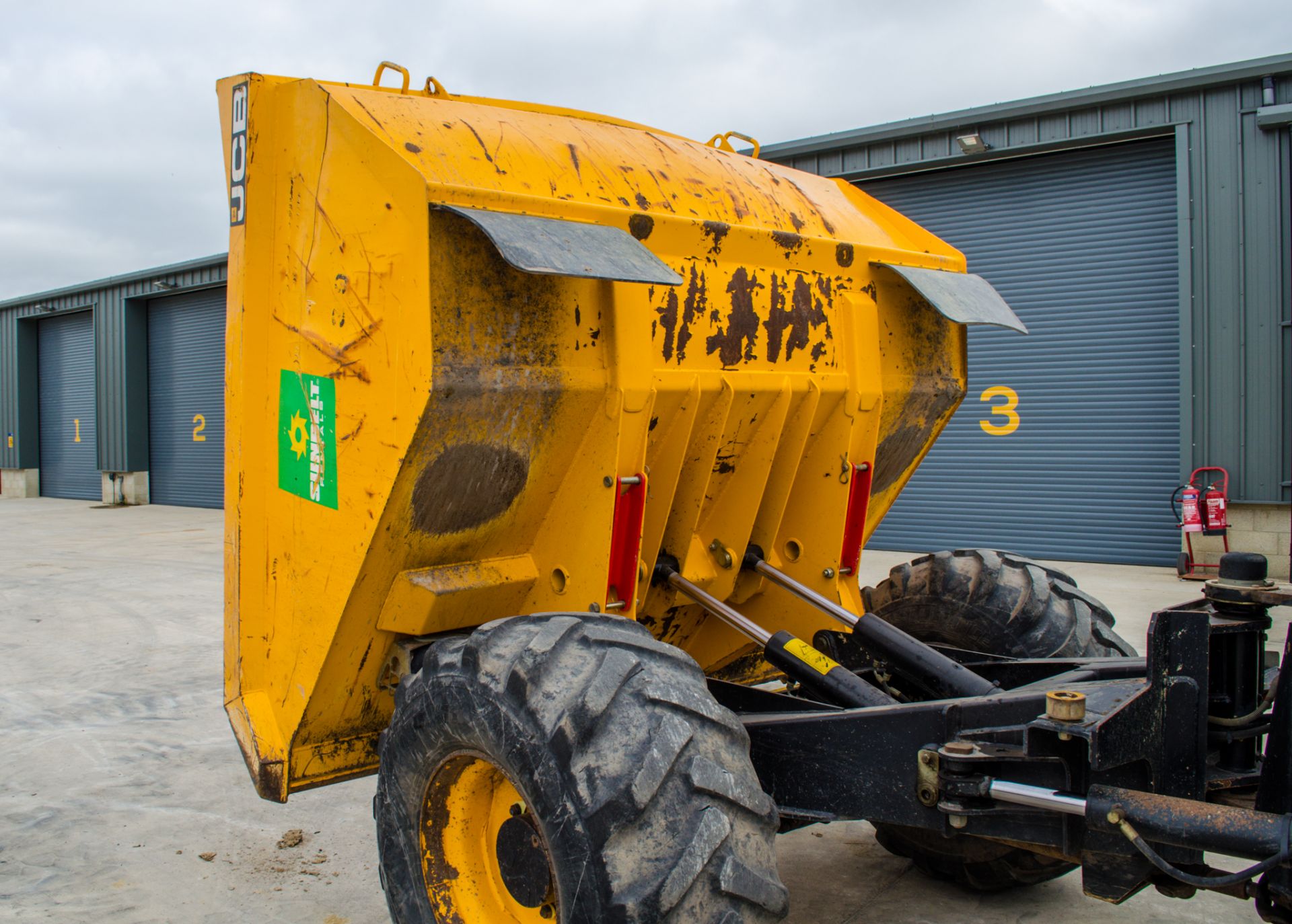 JCB 9 tonne straight skip dumper Year: 2015 S/N: RM7525 Recorded Hours: 2335 A667139 - Image 15 of 21