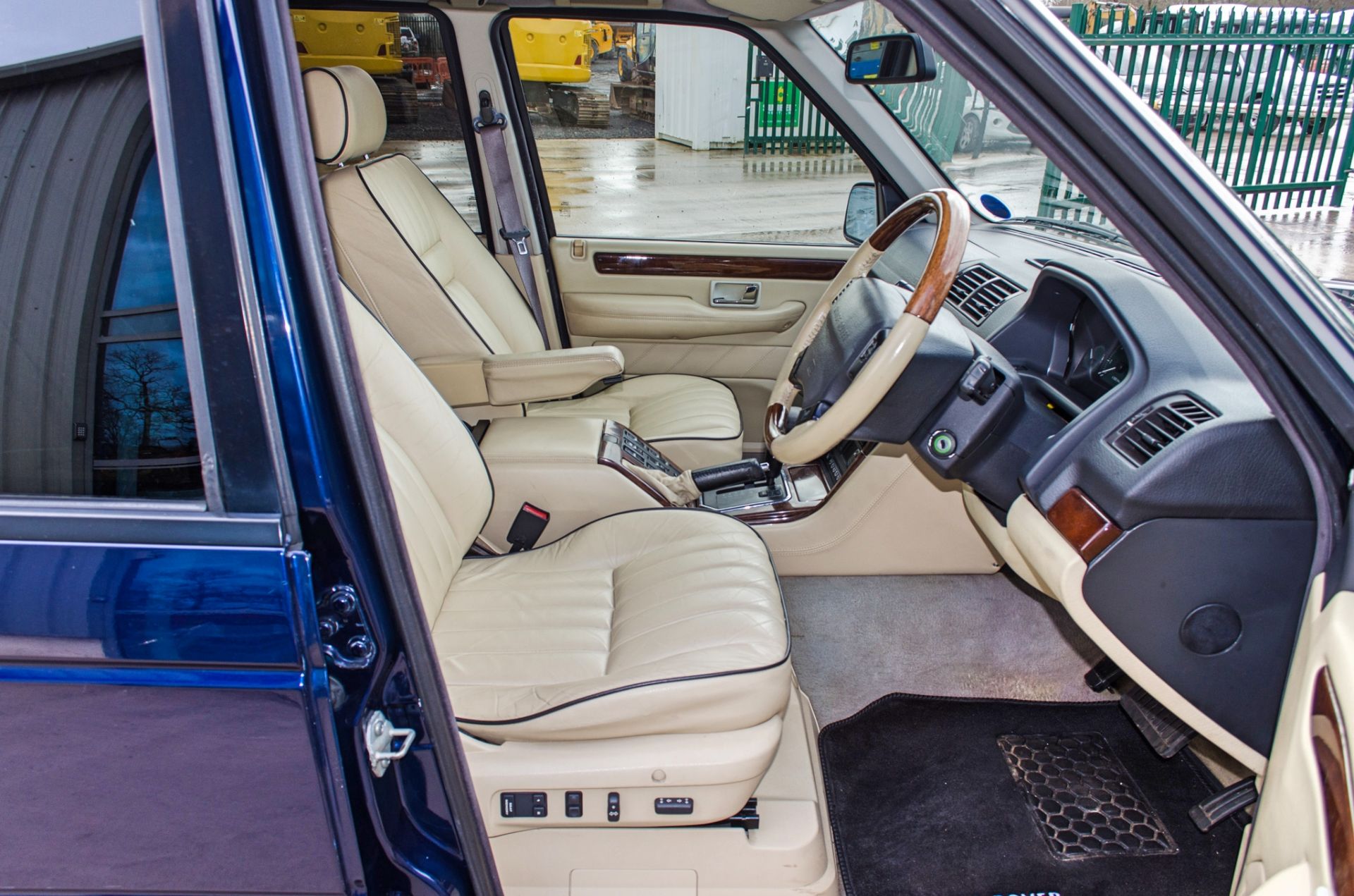 2001 Range Rover Vogue 4.6 litre V8 Auto 4 door SUV estate Registration: Y498 HNP Chassis: - Image 37 of 65