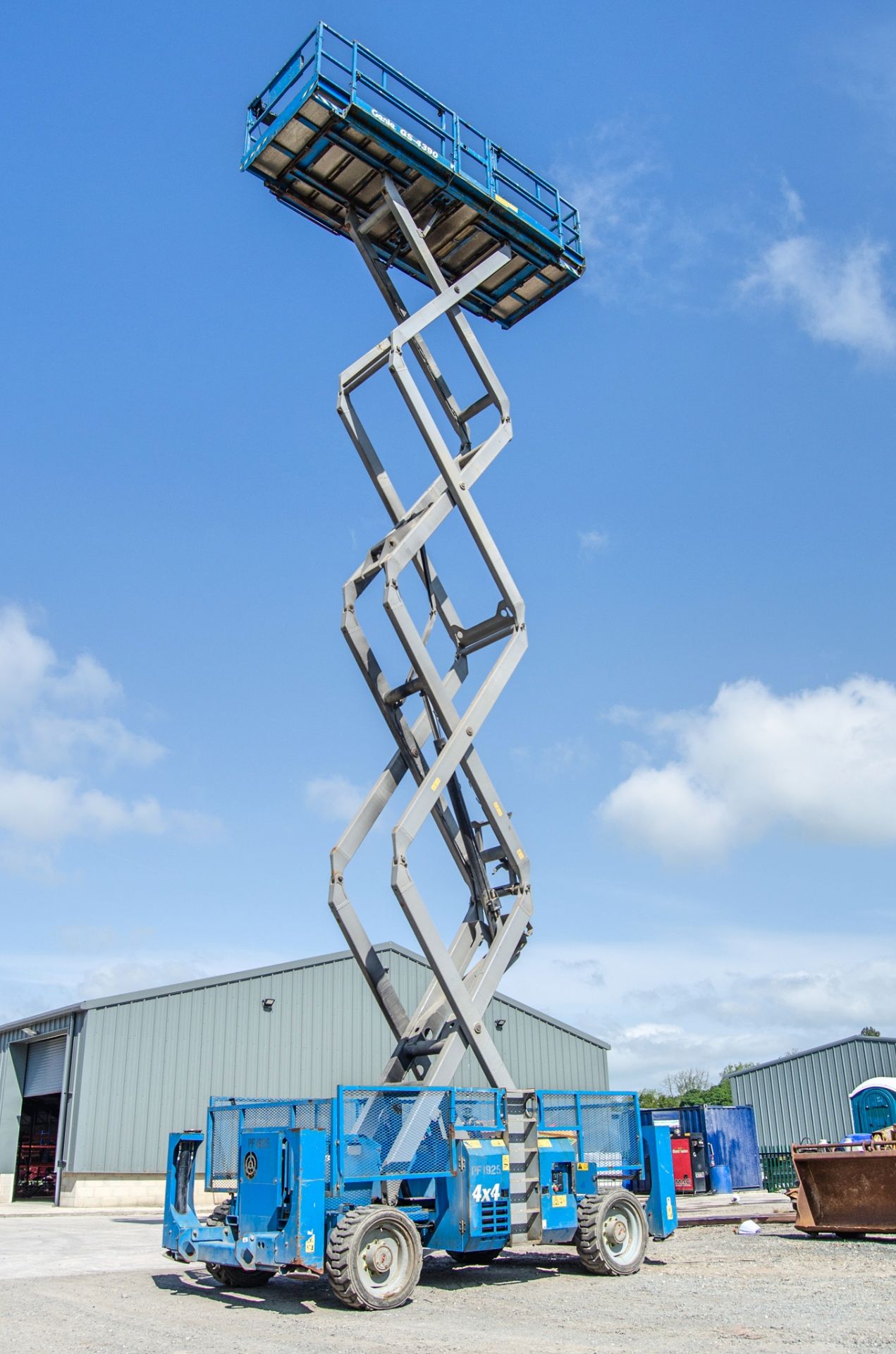 Genie GS4390 diesel driven scissor lift access platform Year: 2014 S/N: 49379 Recorded Hours: 1886 - Image 9 of 17