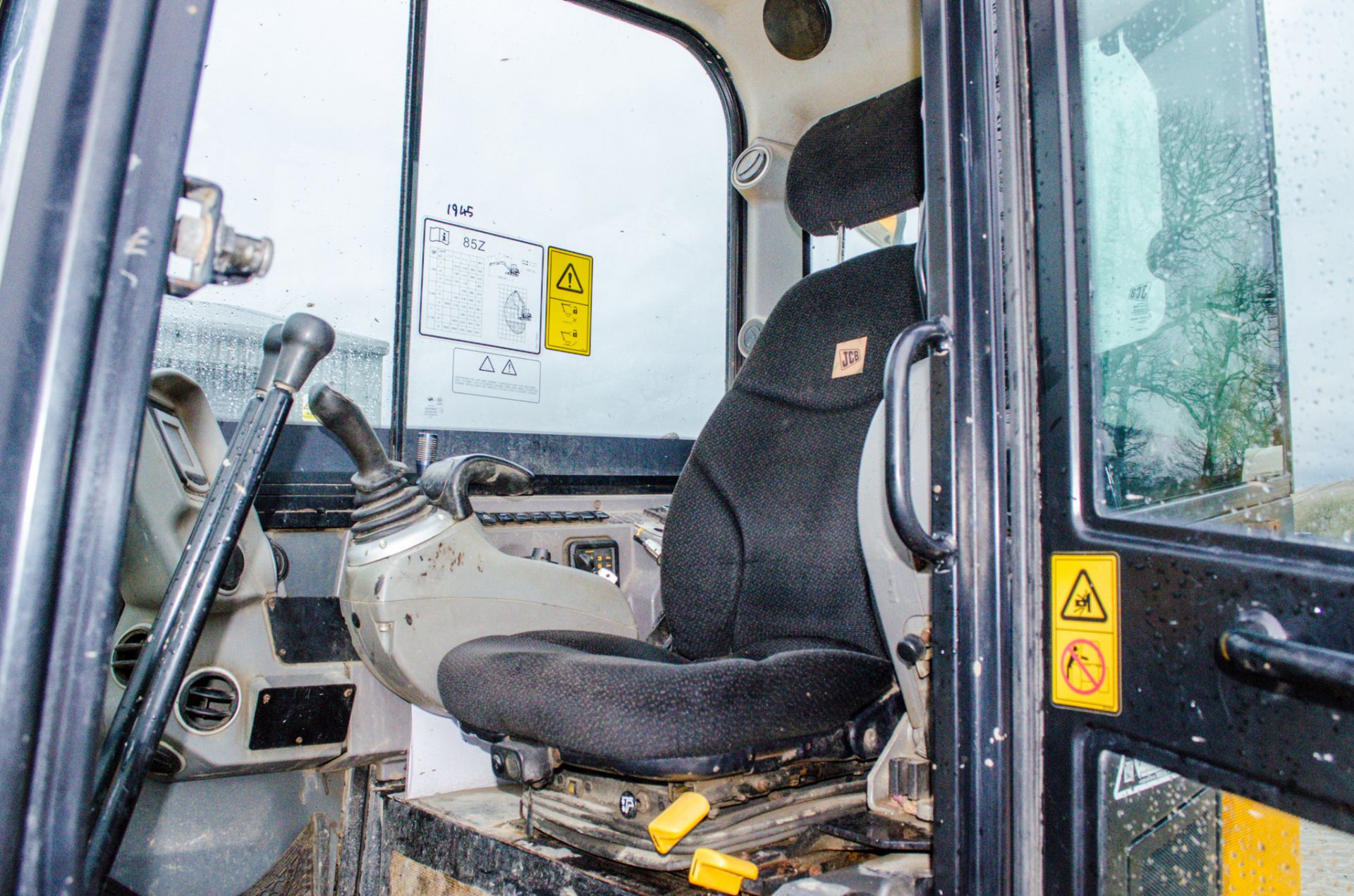 JCB 85Z 8.5 tonne rubber tracked midi excavator Year: 2017 S/N: 2500968 Recorded Hours: 4415  piped, - Image 17 of 20