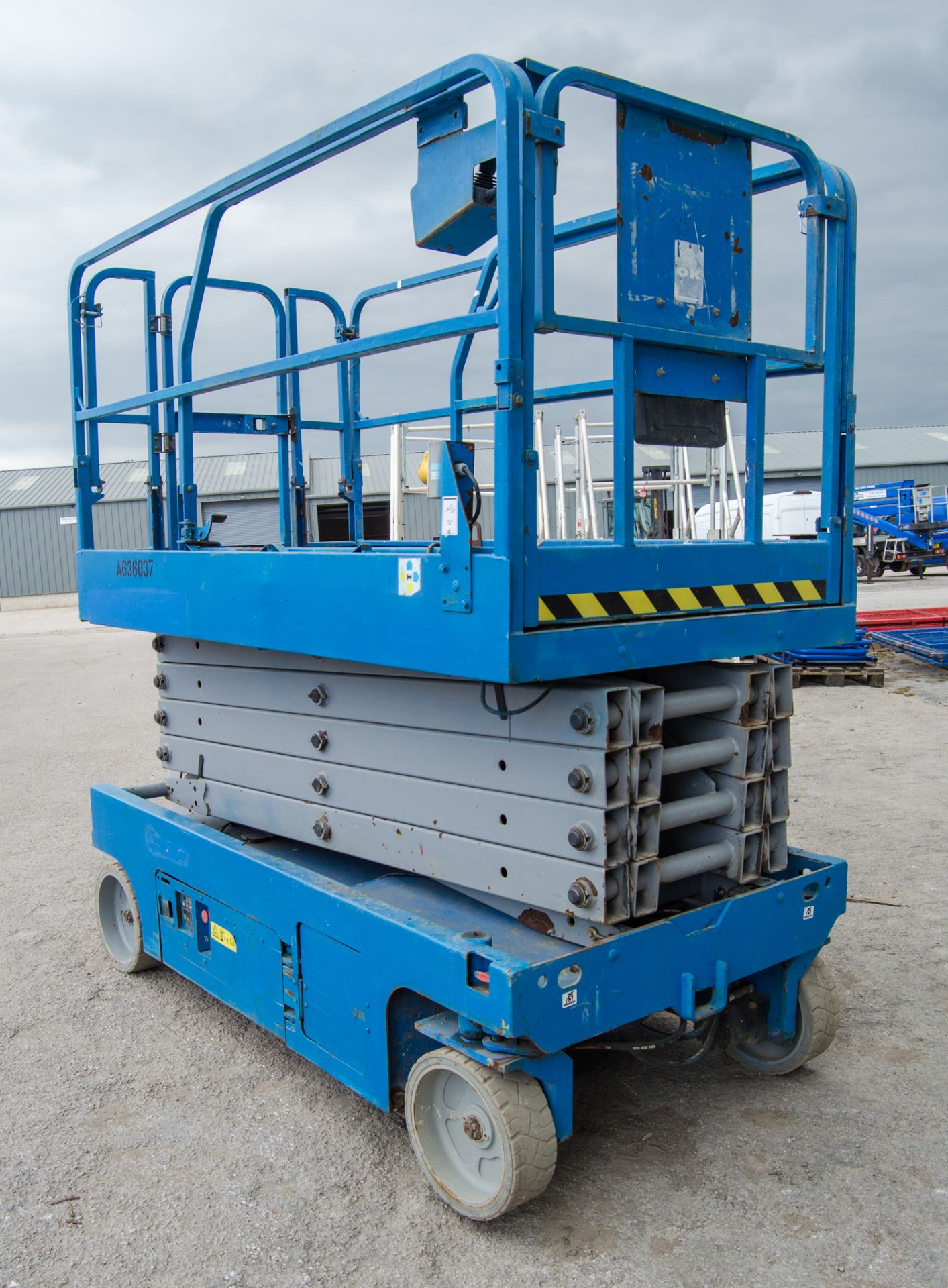 Genie GS3246 battery electric scissor lift access platform Year: 2014 S/N: 12229 Recorded Hours: 305 - Image 4 of 9