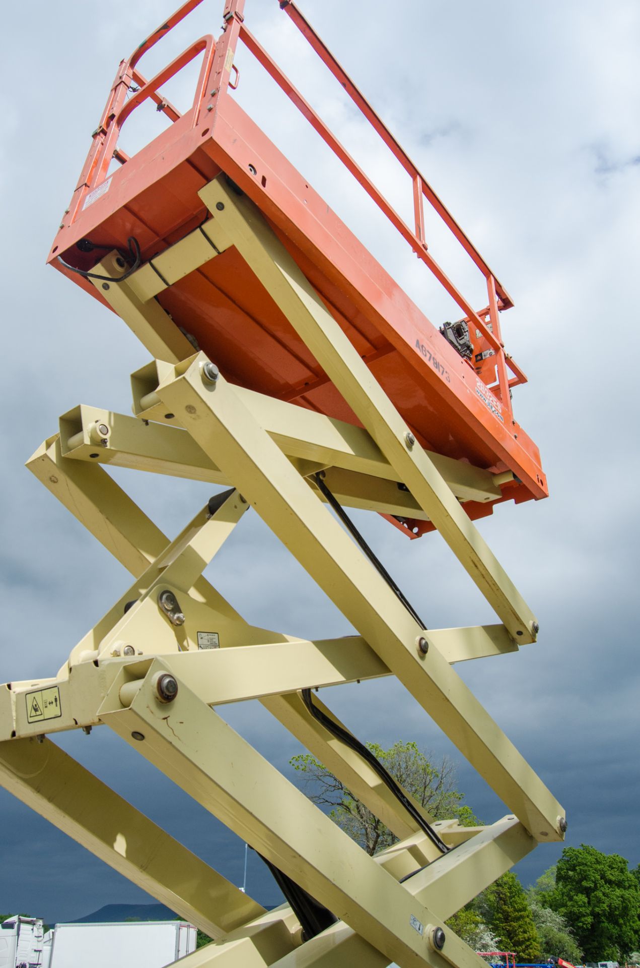 JLG 2632ES battery electric scissor lift access platform Year: 2014 S/N: 20416 Recorded Hours: 179 - Image 6 of 8