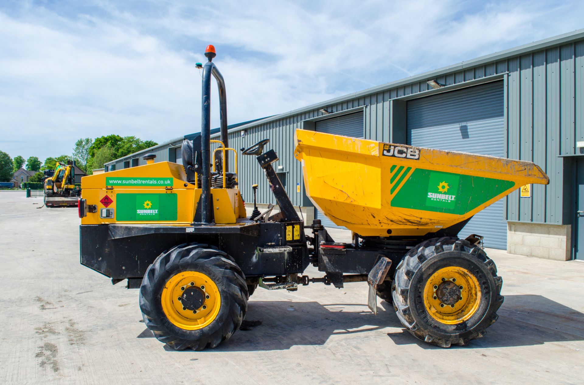 JCB 6 tonne swivel skip dumper  Year: 2015 S/N: FFRL8455 Recorded Hours:  c/w V5  A677191 - Image 8 of 19