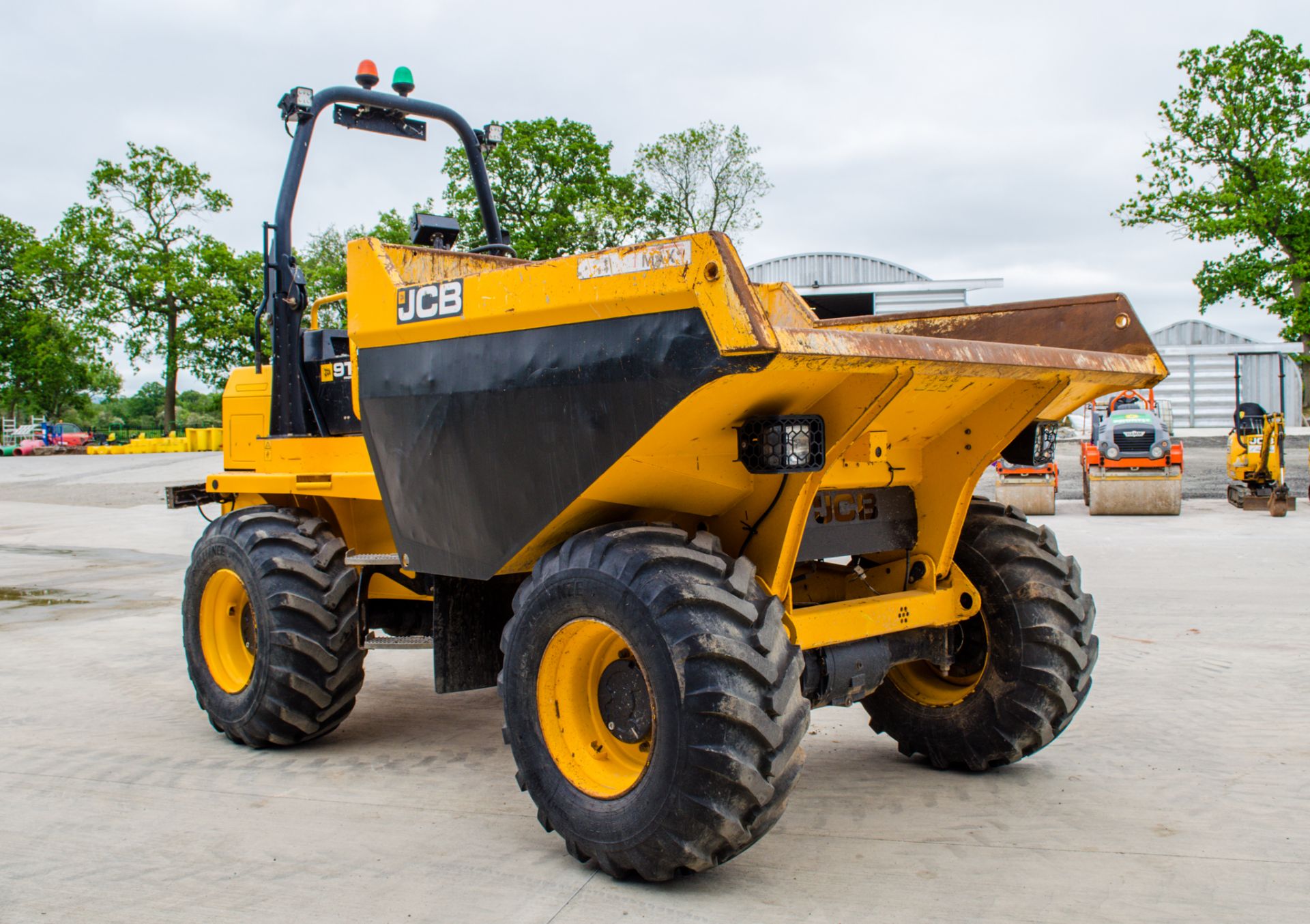 JCB 9FT 9 tonne straight skip dumper Year: 2019 S/N: 2780342 Recorded Hours: 2022 c/w camera system - Image 2 of 19