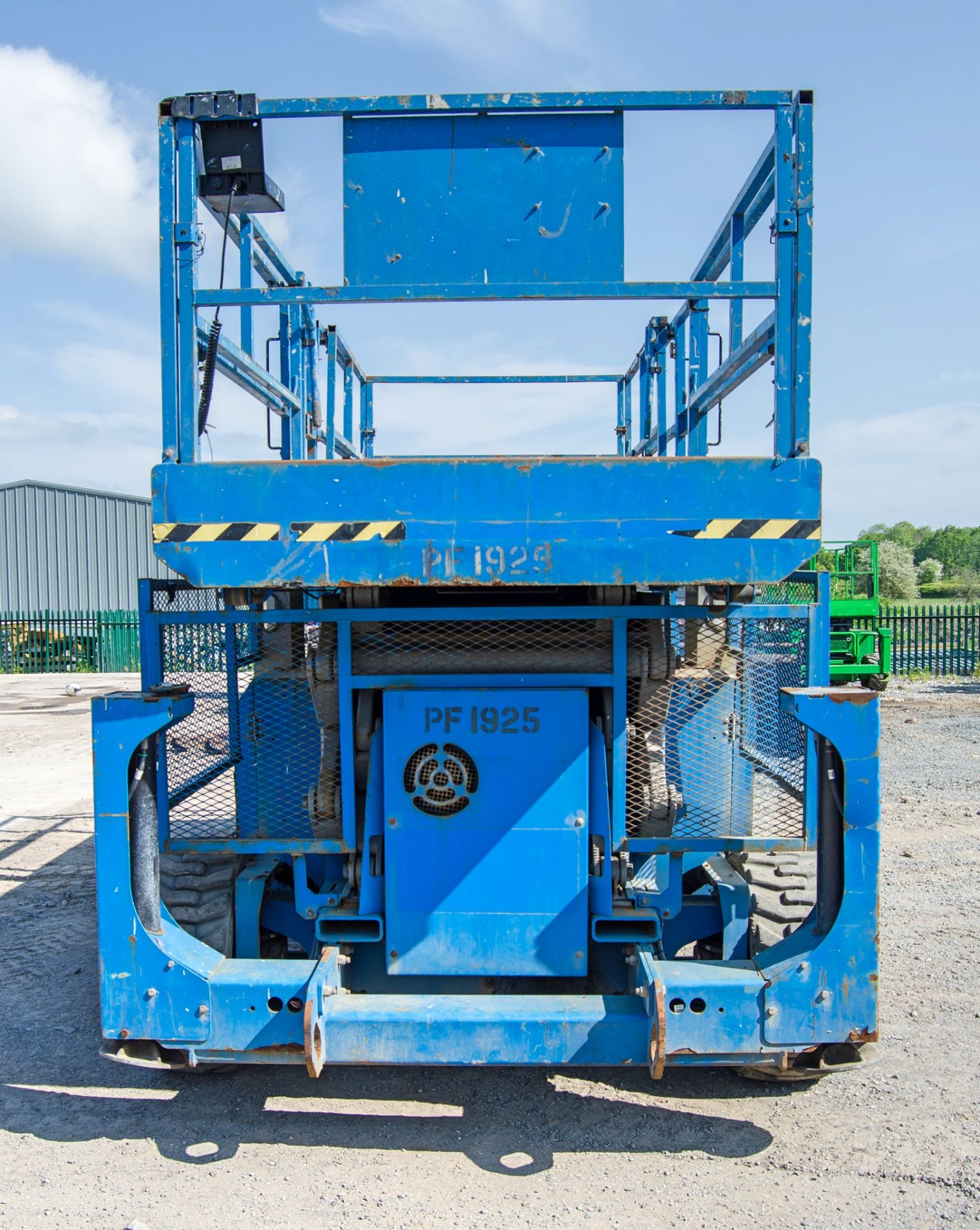 Genie GS4390 diesel driven scissor lift access platform Year: 2014 S/N: 49379 Recorded Hours: 1886 - Image 6 of 17