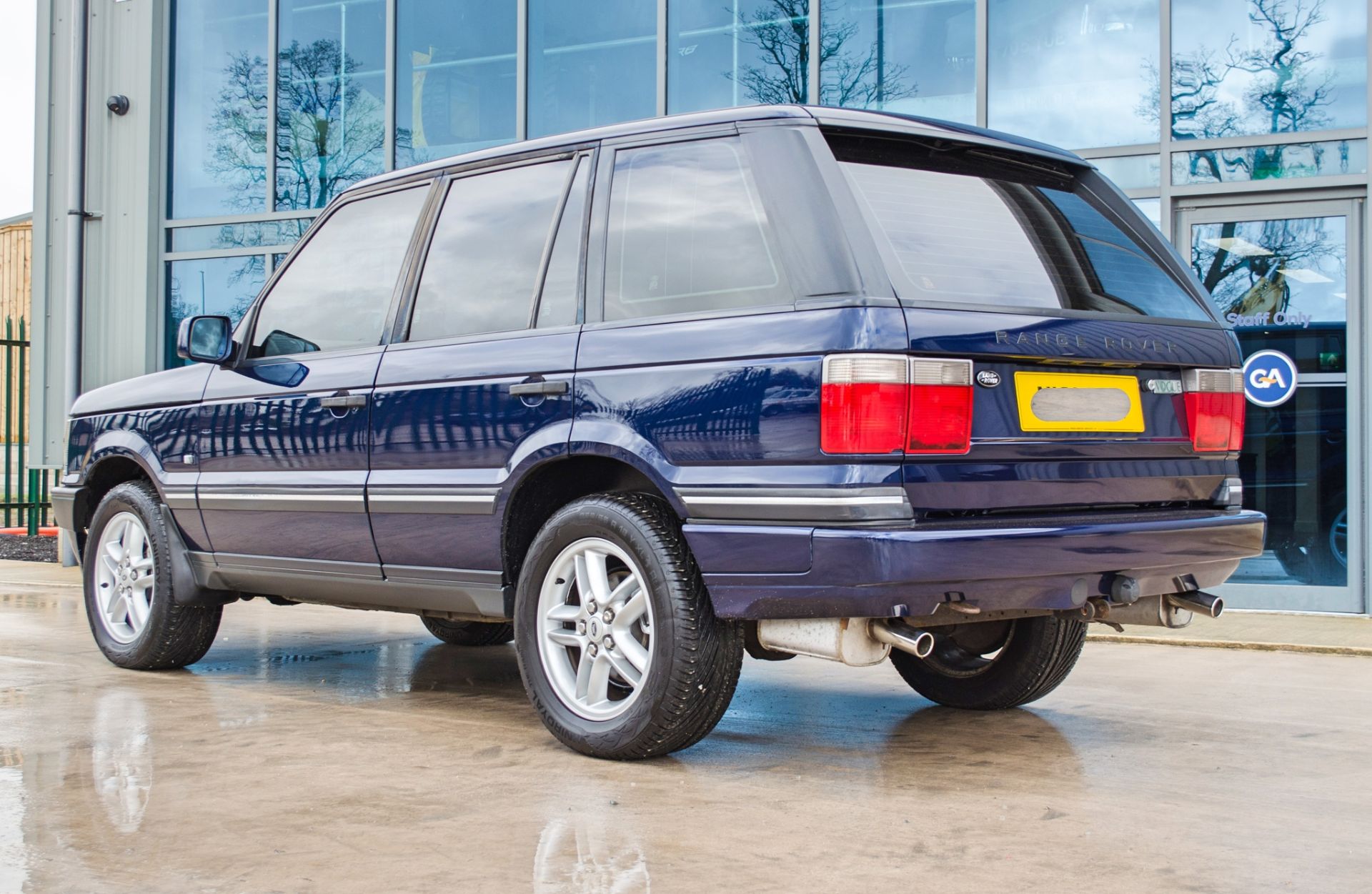 2001 Range Rover Vogue 4.6 litre V8 Auto 4 door SUV estate Registration: Y498 HNP Chassis: - Image 7 of 65