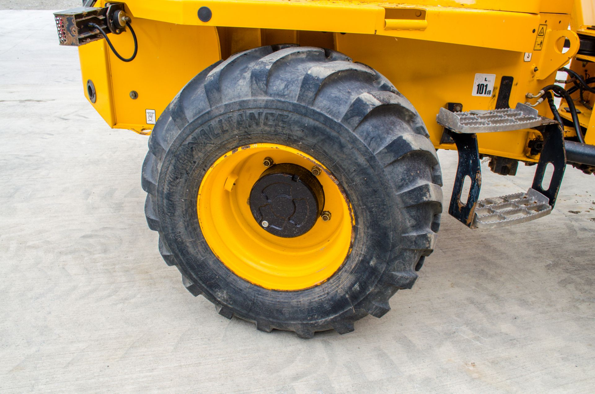 JCB 9FT 9 tonne straight skip dumper Year: 2019 S/N: 2780342 Recorded Hours: 2022 c/w camera system - Image 12 of 19