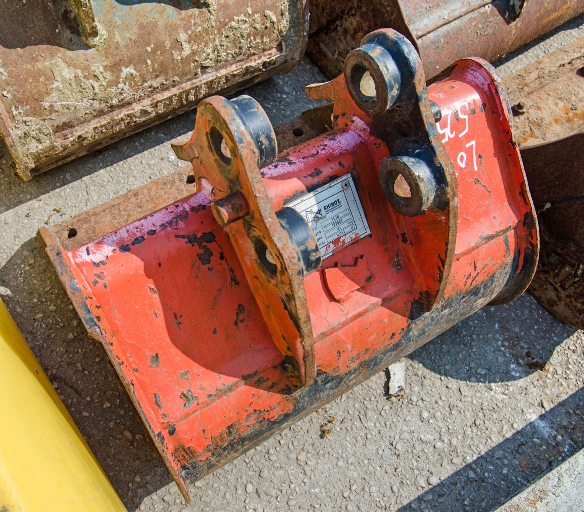 18 inch digging bucket - Image 2 of 2