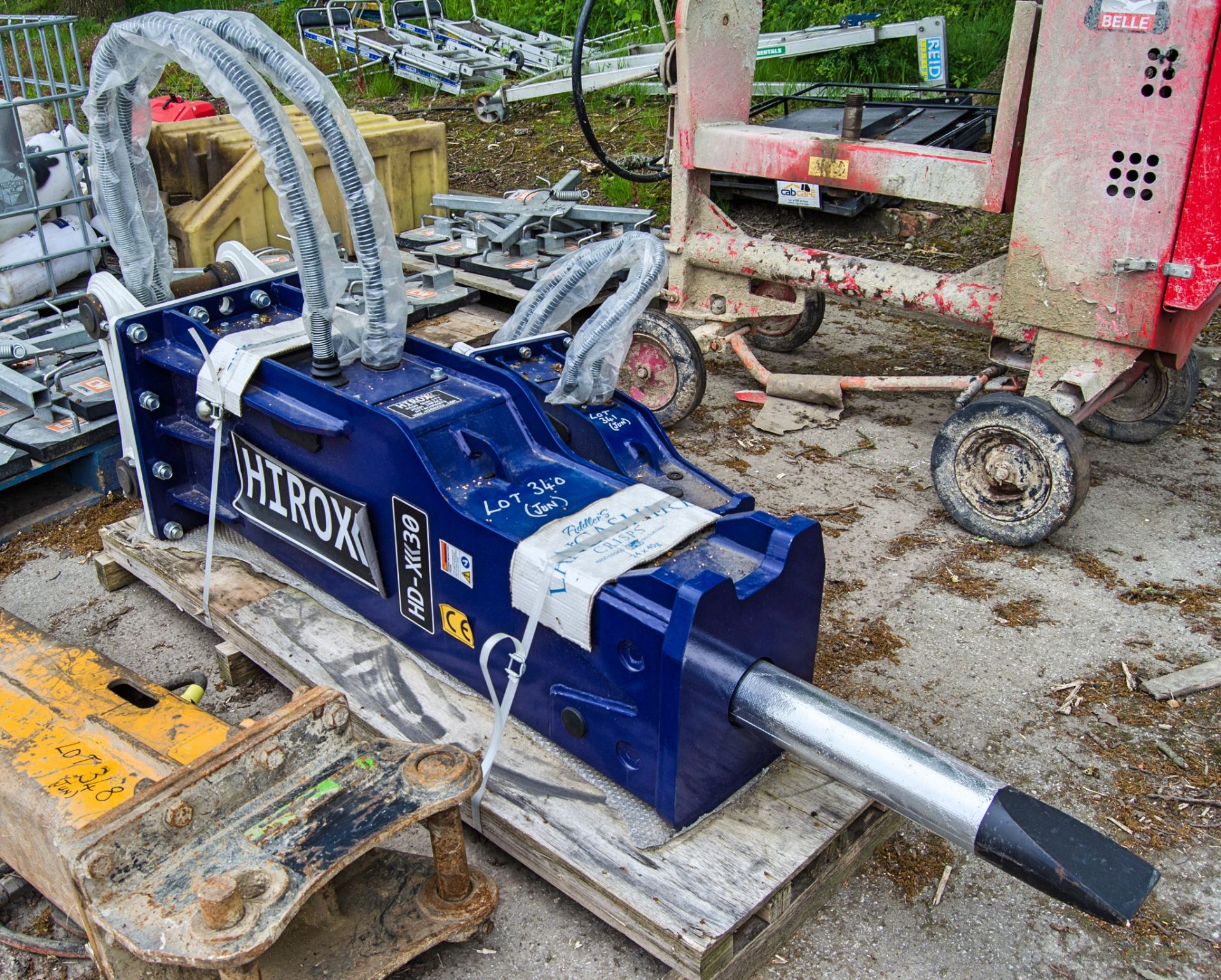 Hirox HDX30 hydraulic breaker to suit 10 to 15 tonne excavator Pin diameter: 65mm Pin centres: 380mm