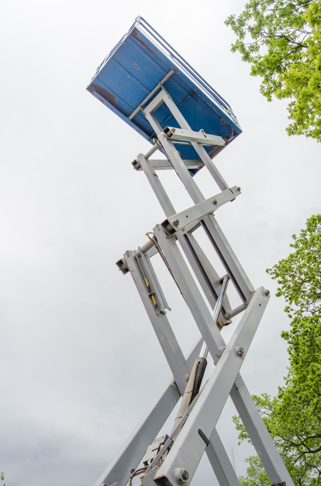 Genie GS2646 battery electric scissor lift access platform Year: 2014 S/N: 12178 Recorded Hours: 151 - Image 6 of 8