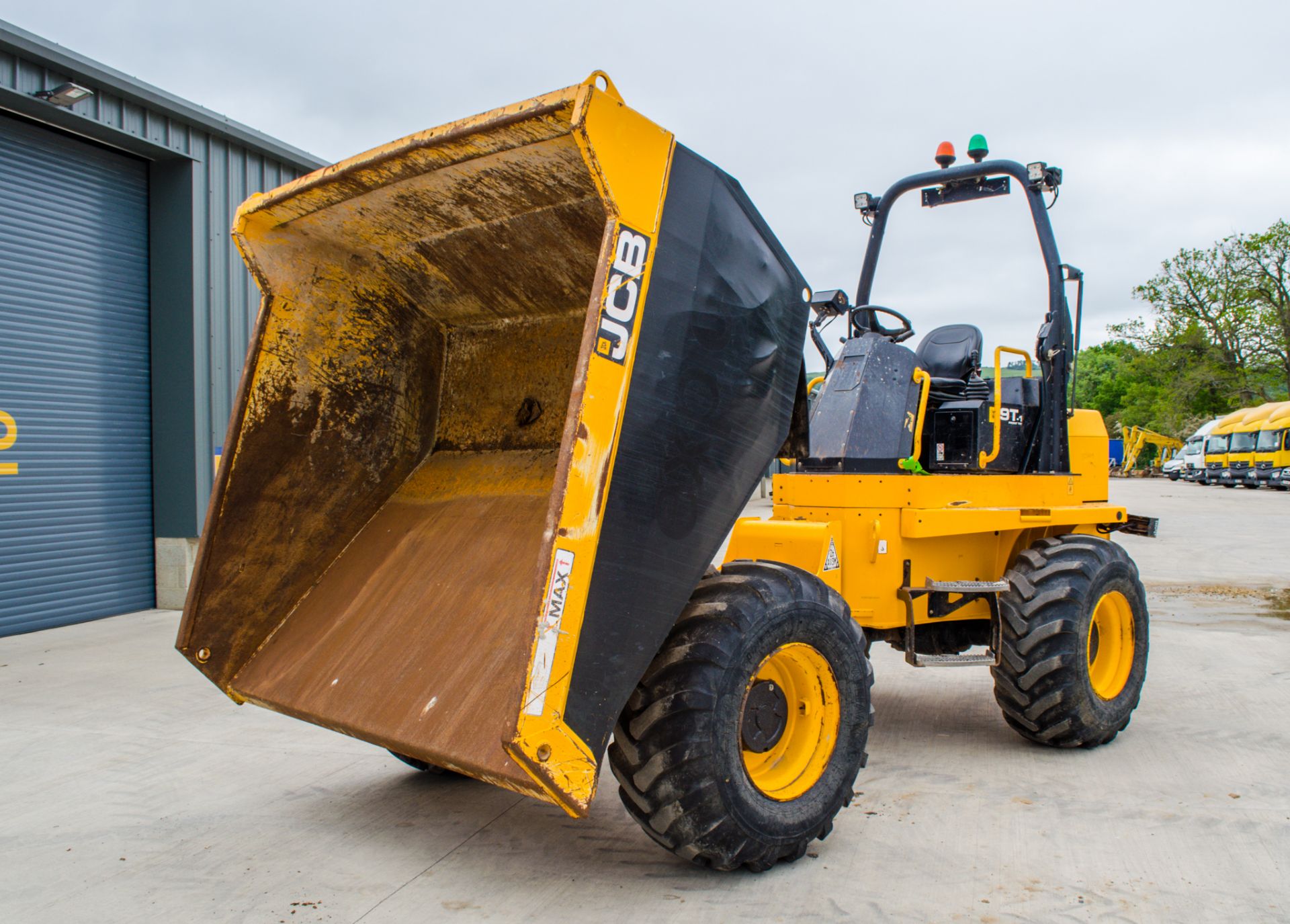 JCB 9FT 9 tonne straight skip dumper Year: 2019 S/N: 2780342 Recorded Hours: 2022 c/w camera system - Image 13 of 19