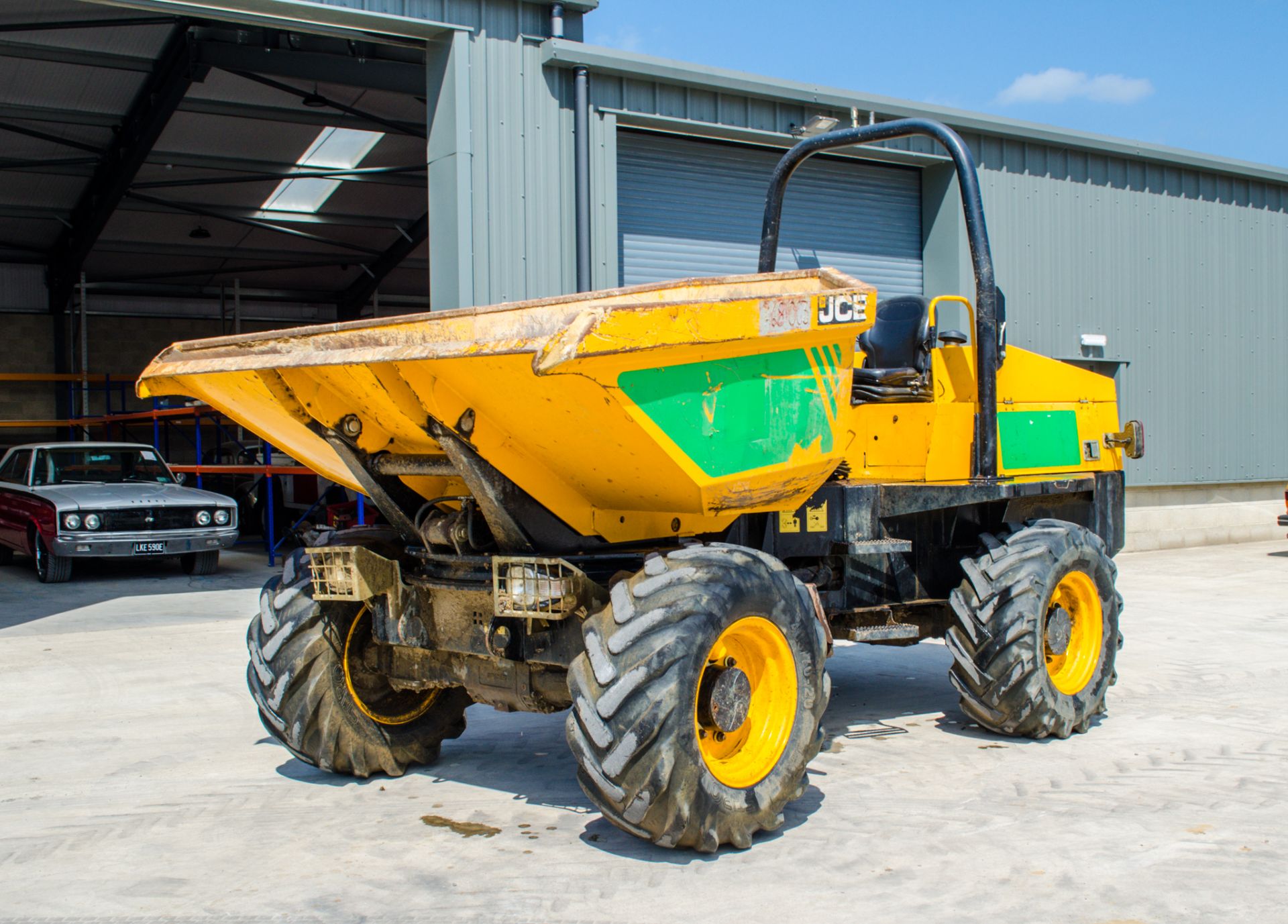 JCB 6 tonne swivel skip dumper Year: 2015 S/N: FRL8670 Recorded Hours: 1976 ** Swivel function