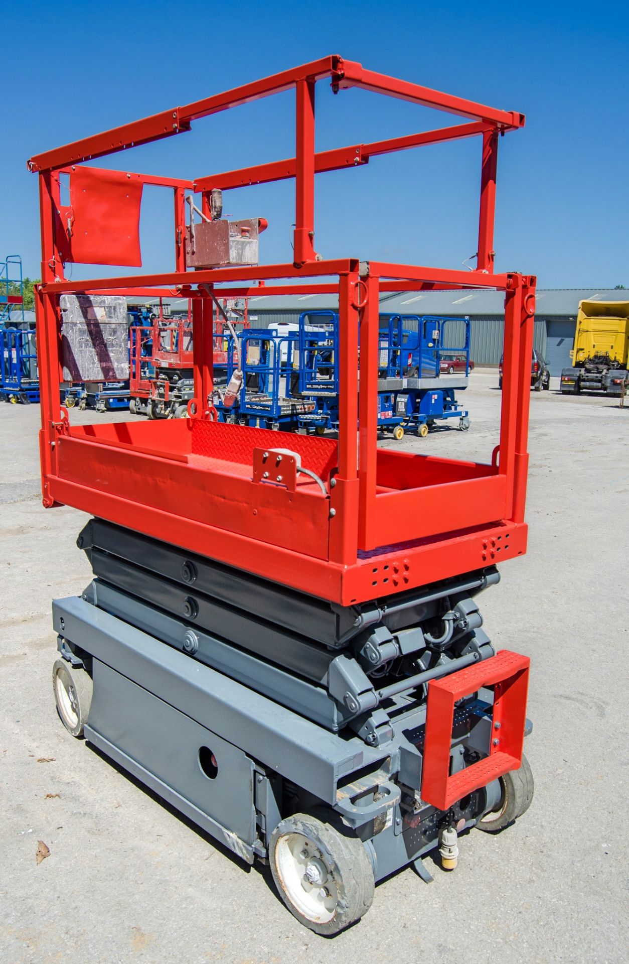 Skyjack SJIII 3219 battery electric scissor lift access platform Year: 2013 S/N: 22048480 HYP255 - Image 2 of 8