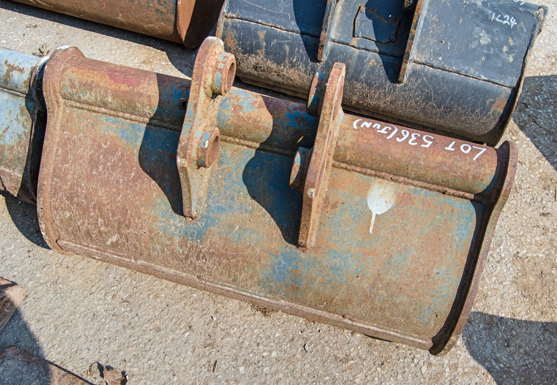 2 ft digging bucket - Image 2 of 2