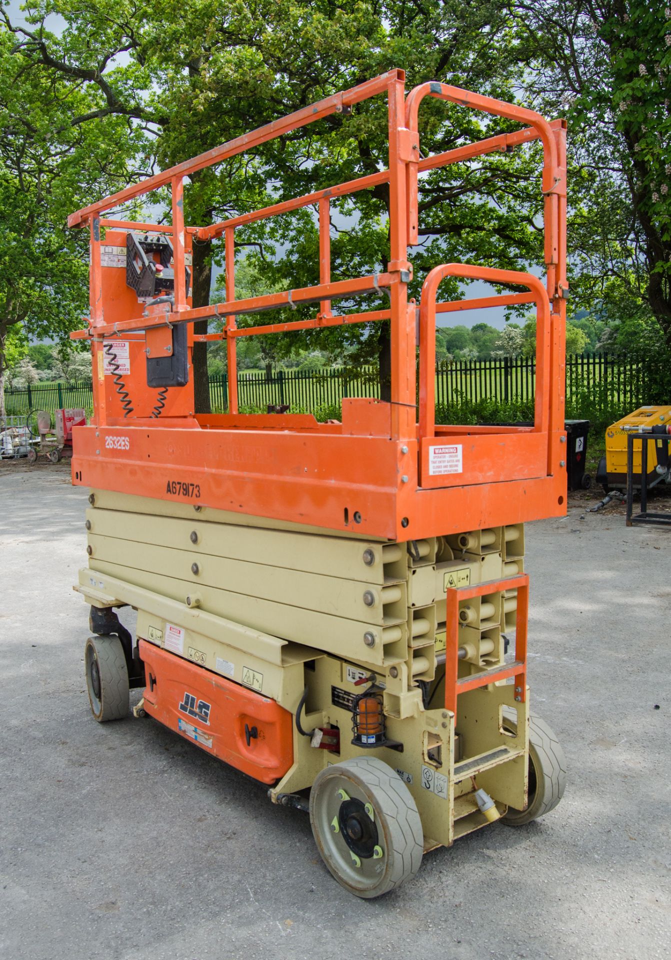 JLG 2632ES battery electric scissor lift access platform Year: 2014 S/N: 20416 Recorded Hours: 179 - Image 2 of 8