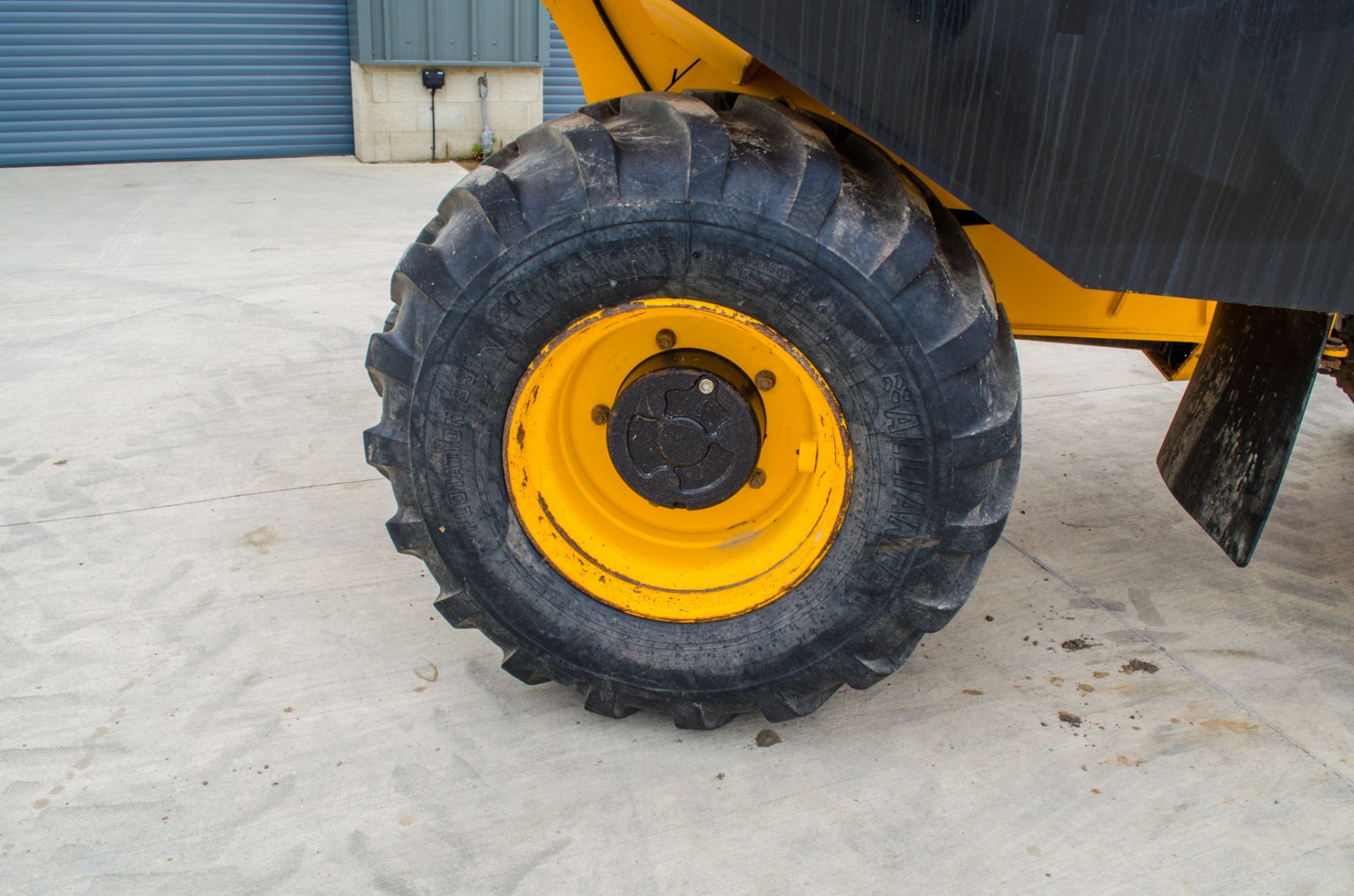 JCB 9FT 9 tonne straight skip dumper Year: 2019 S/N: 2780342 Recorded Hours: 2022 c/w camera system - Image 9 of 19