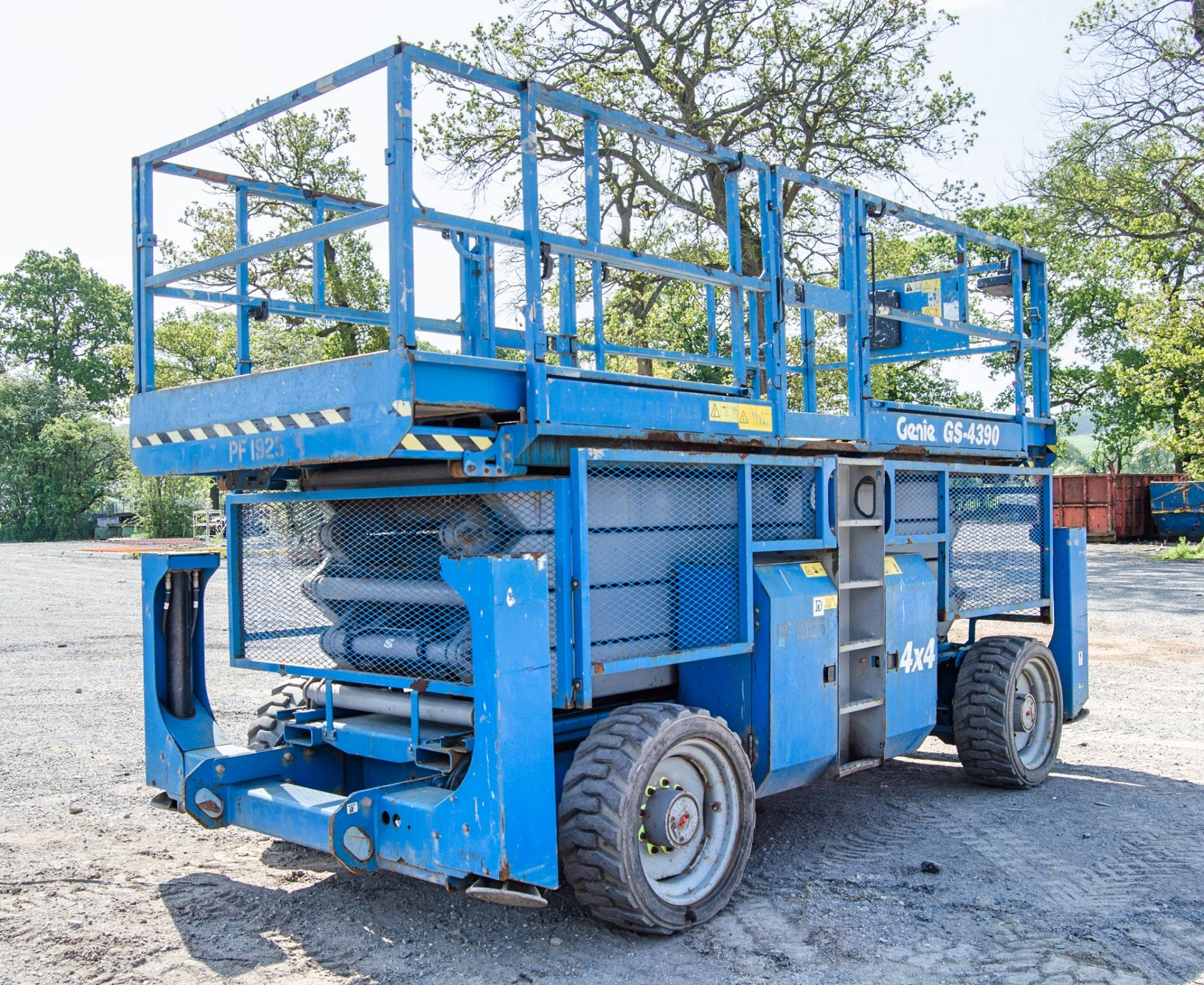 Genie GS4390 diesel driven scissor lift access platform Year: 2014 S/N: 49379 Recorded Hours: 1886 - Image 3 of 17