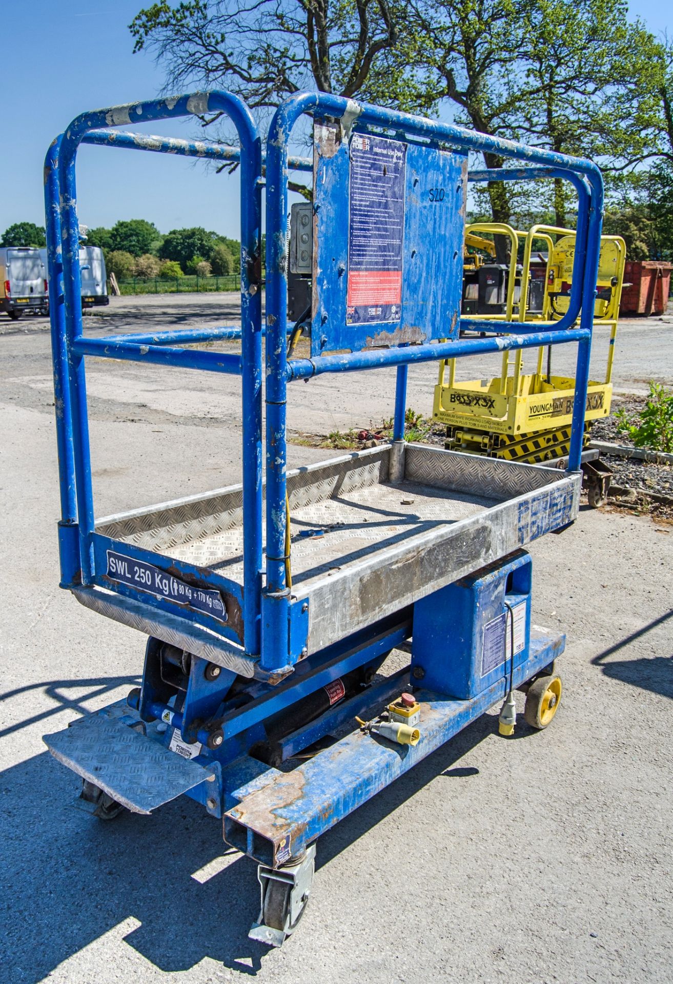 Power Tower battery electric push around scissor lift access platform Year: 2011 S/N: 16073111A - Image 3 of 6