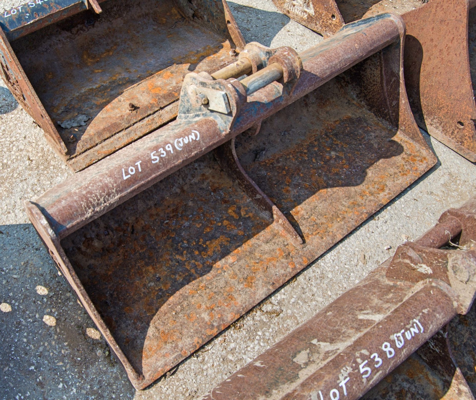 3 ft digging bucket