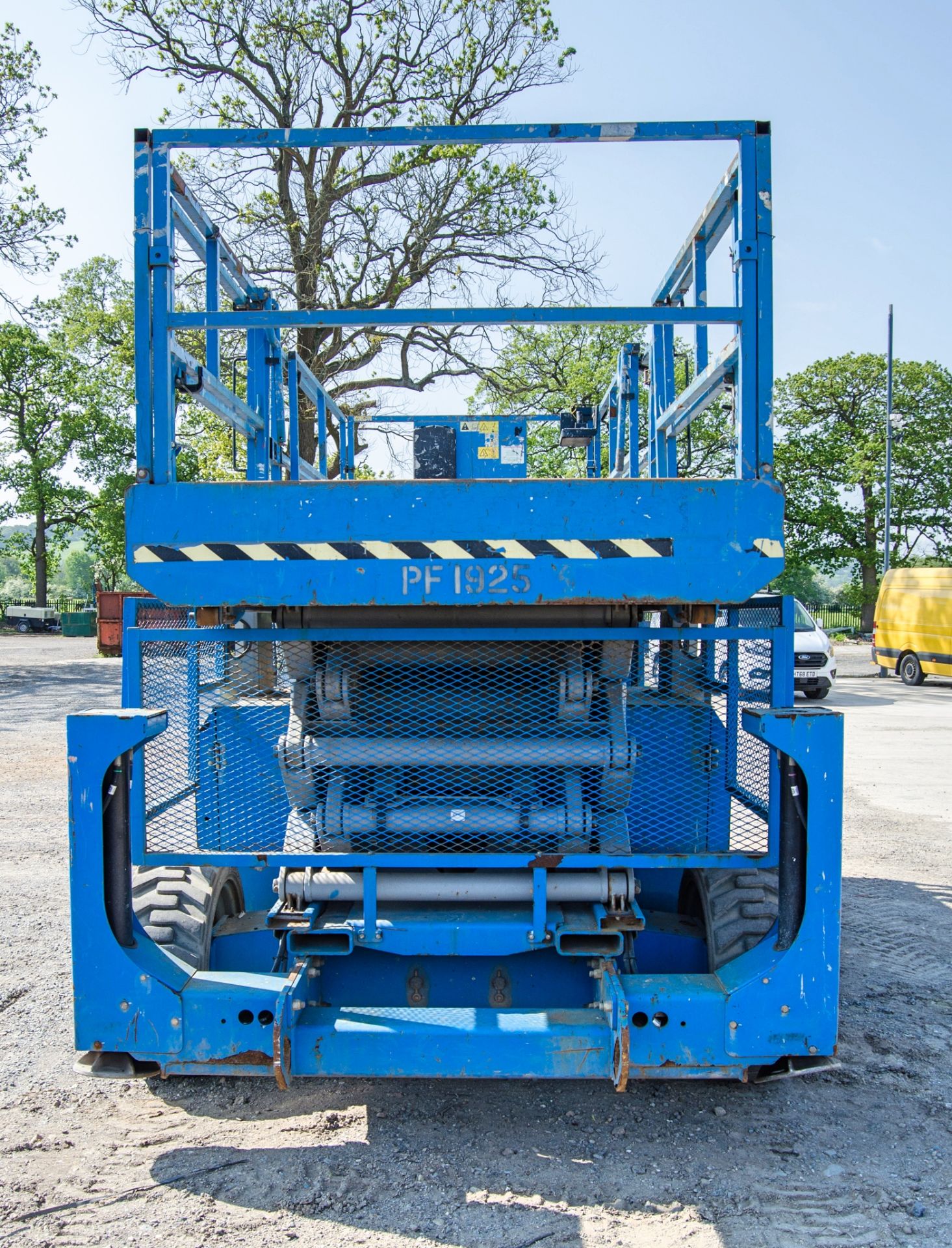 Genie GS4390 diesel driven scissor lift access platform Year: 2014 S/N: 49379 Recorded Hours: 1886 - Image 5 of 17