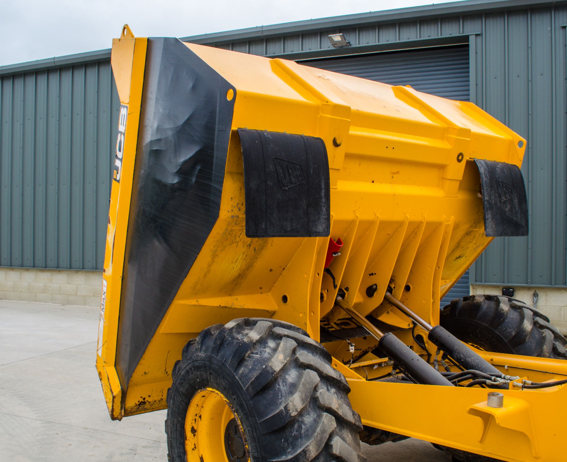 JCB 9FT 9 tonne straight skip dumper Year: 2019 S/N: 2780342 Recorded Hours: 2022 c/w camera system - Image 15 of 19