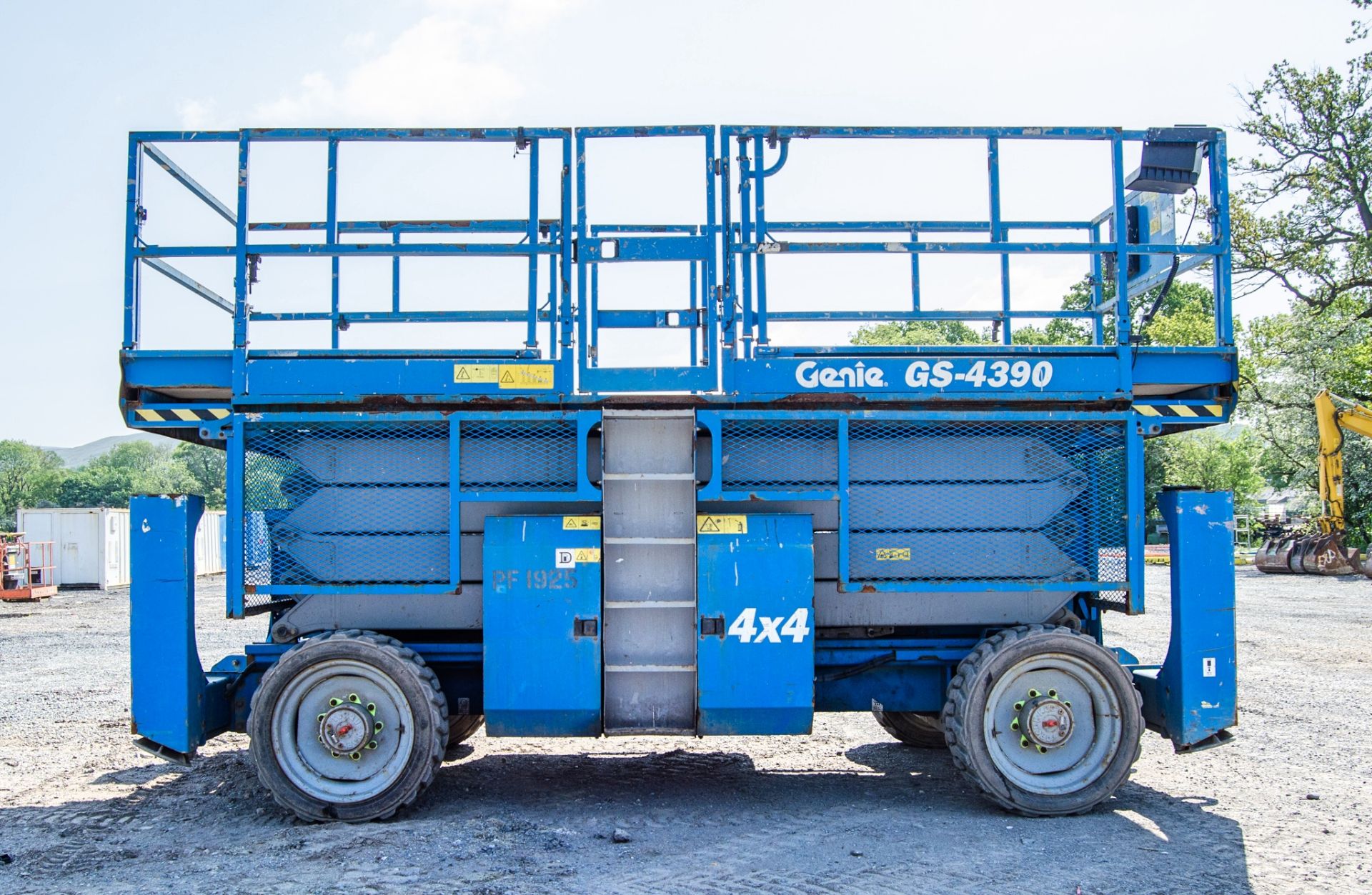 Genie GS4390 diesel driven scissor lift access platform Year: 2014 S/N: 49379 Recorded Hours: 1886 - Image 8 of 17