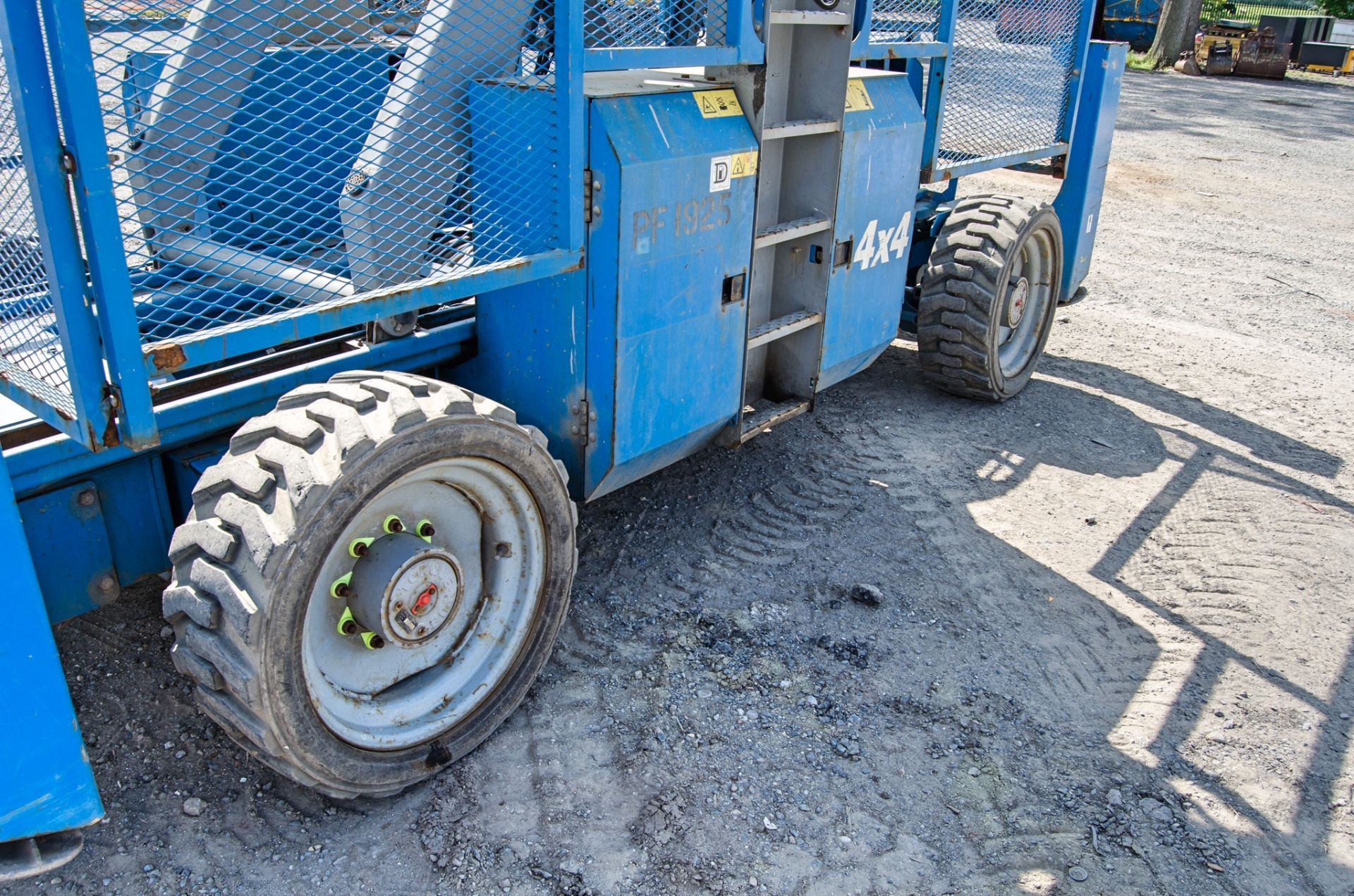 Genie GS4390 diesel driven scissor lift access platform Year: 2014 S/N: 49379 Recorded Hours: 1886 - Image 12 of 17