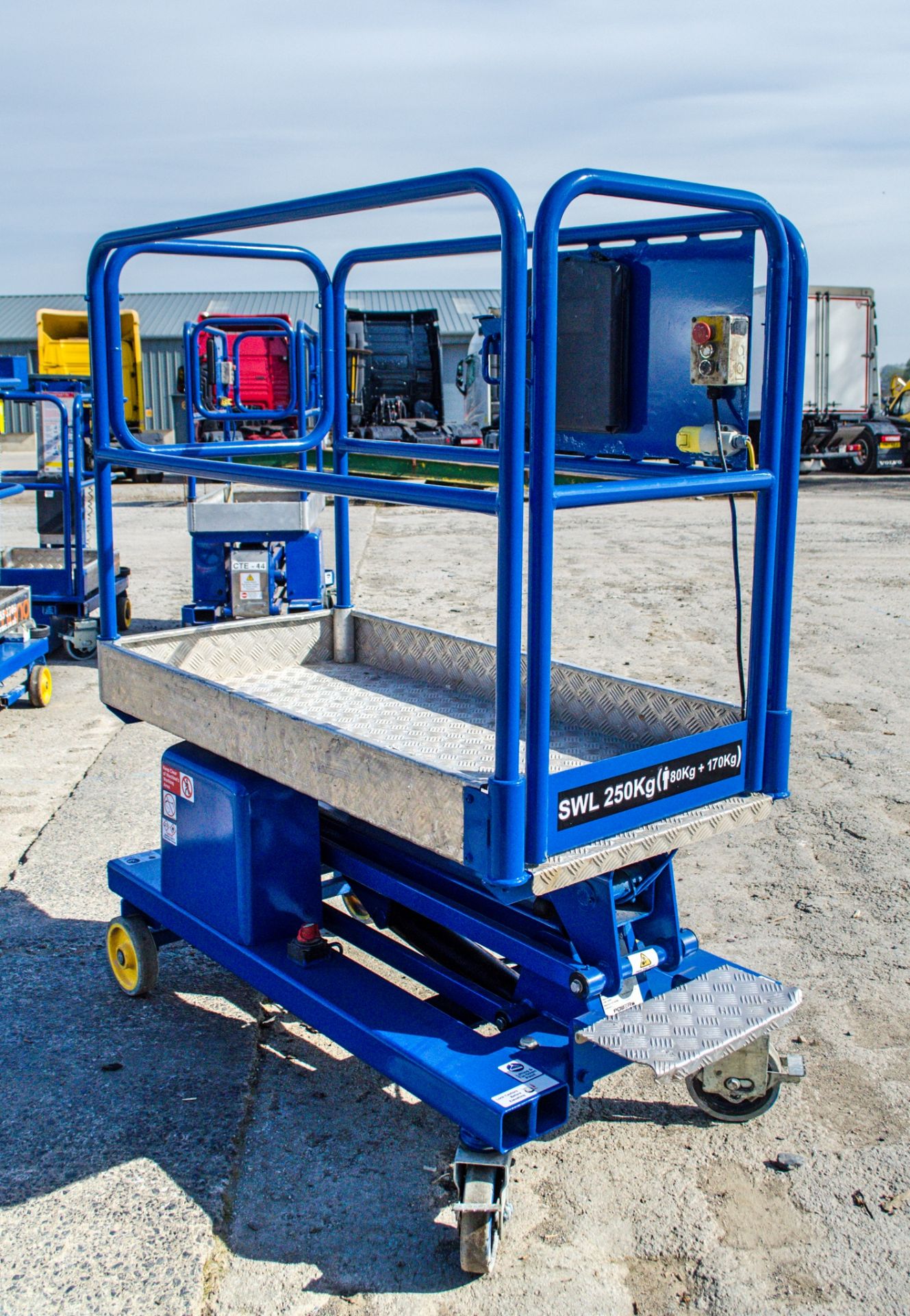 Power Tower battery electric push around access platform Year: 2014 S/N: 23383214A CTE-35 - Image 2 of 8