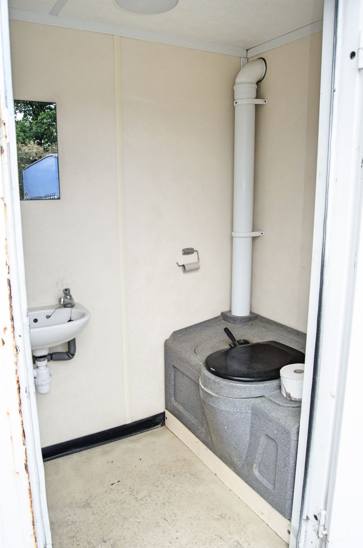 21 ft x 9 ft steel anti-vandal welfare site unit Comprising of: Canteen area, toilet & generator - Image 7 of 10
