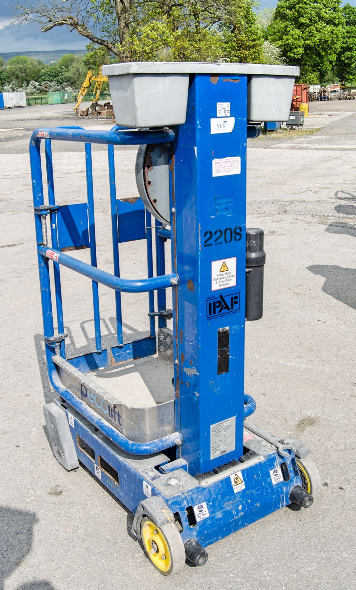 Power Tower Peco Lift manual vertical mast access platform PF2208 - Image 2 of 3