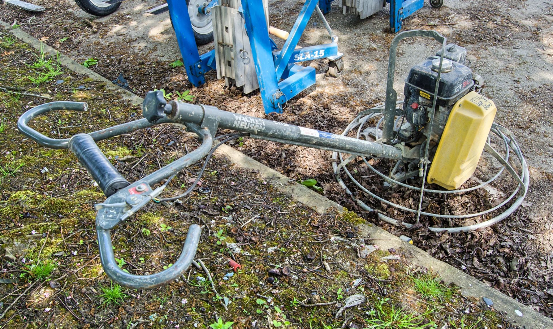 Wacker Neuson petrol driven concrete power float ** Exhaust missing ** PF147 - Image 2 of 3