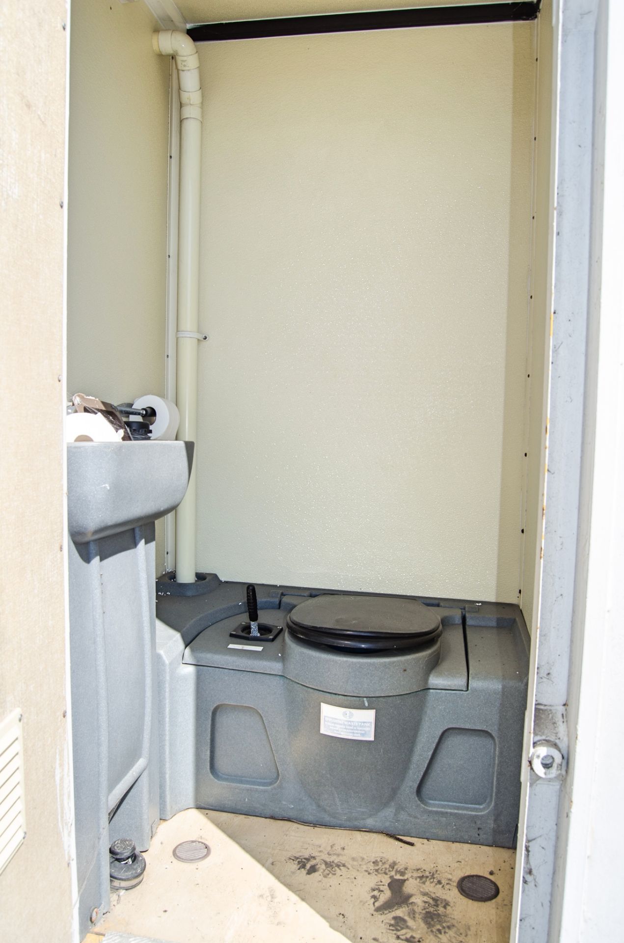 12 ft x 8 ft steel anti-vandal mobile welfare site unit Comprising of: Canteen area, toilet & - Image 9 of 11