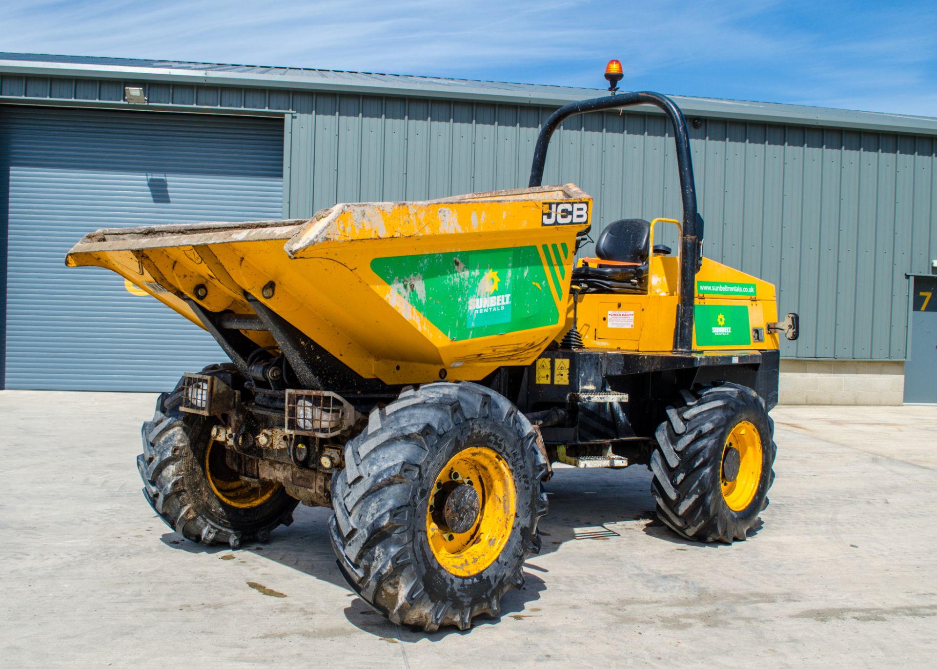 JCB 6 tonne swivel skip dumper  Year: 2015 S/N: FFRL8455 Recorded Hours:  c/w V5  A677191