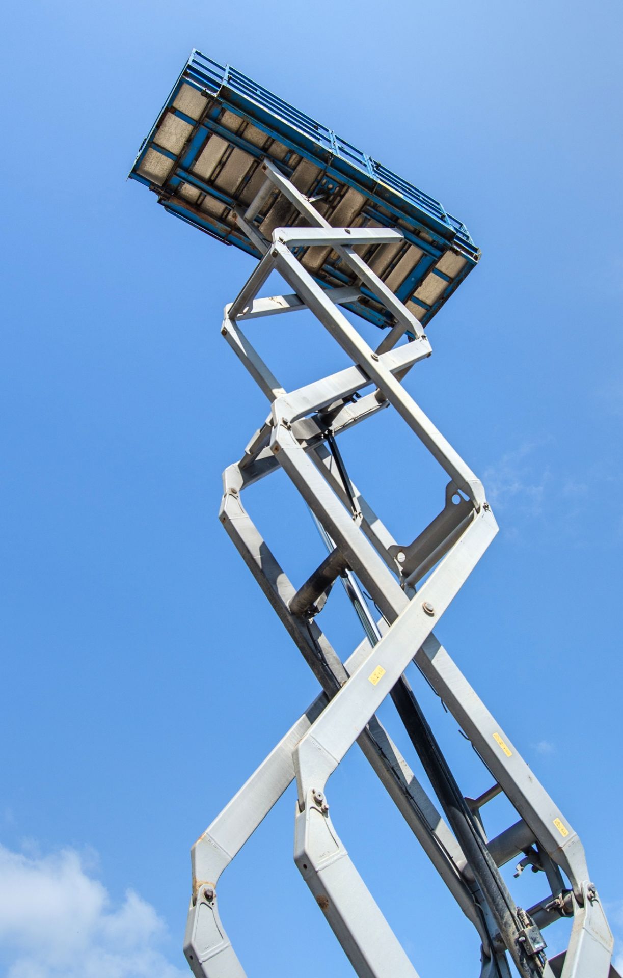 Genie GS4390 diesel driven scissor lift access platform Year: 2014 S/N: 49379 Recorded Hours: 1886 - Image 10 of 17