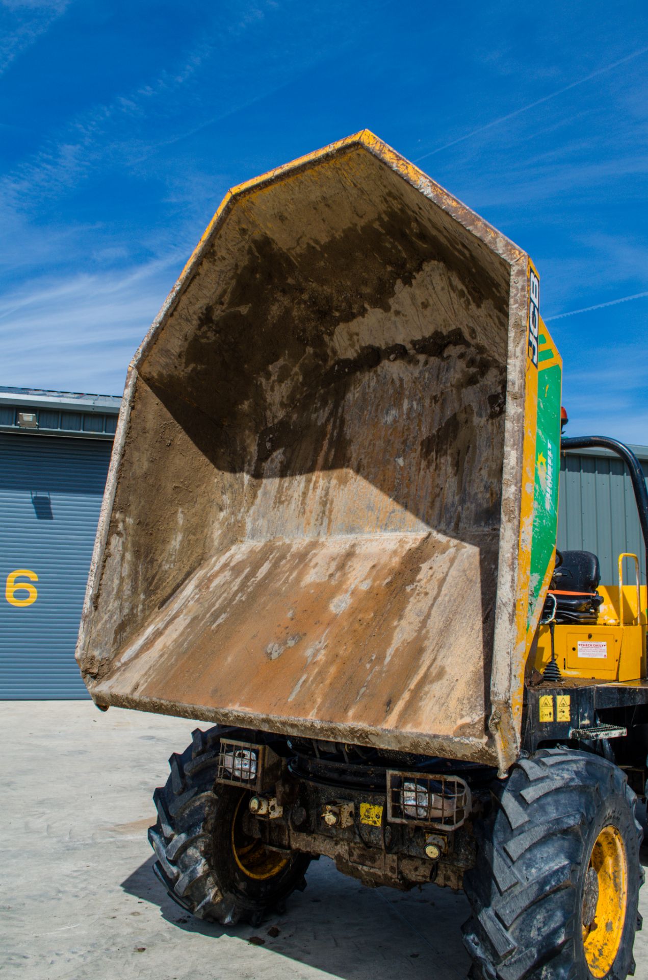 JCB 6 tonne swivel skip dumper  Year: 2015 S/N: FFRL8455 Recorded Hours:  c/w V5  A677191 - Image 14 of 19