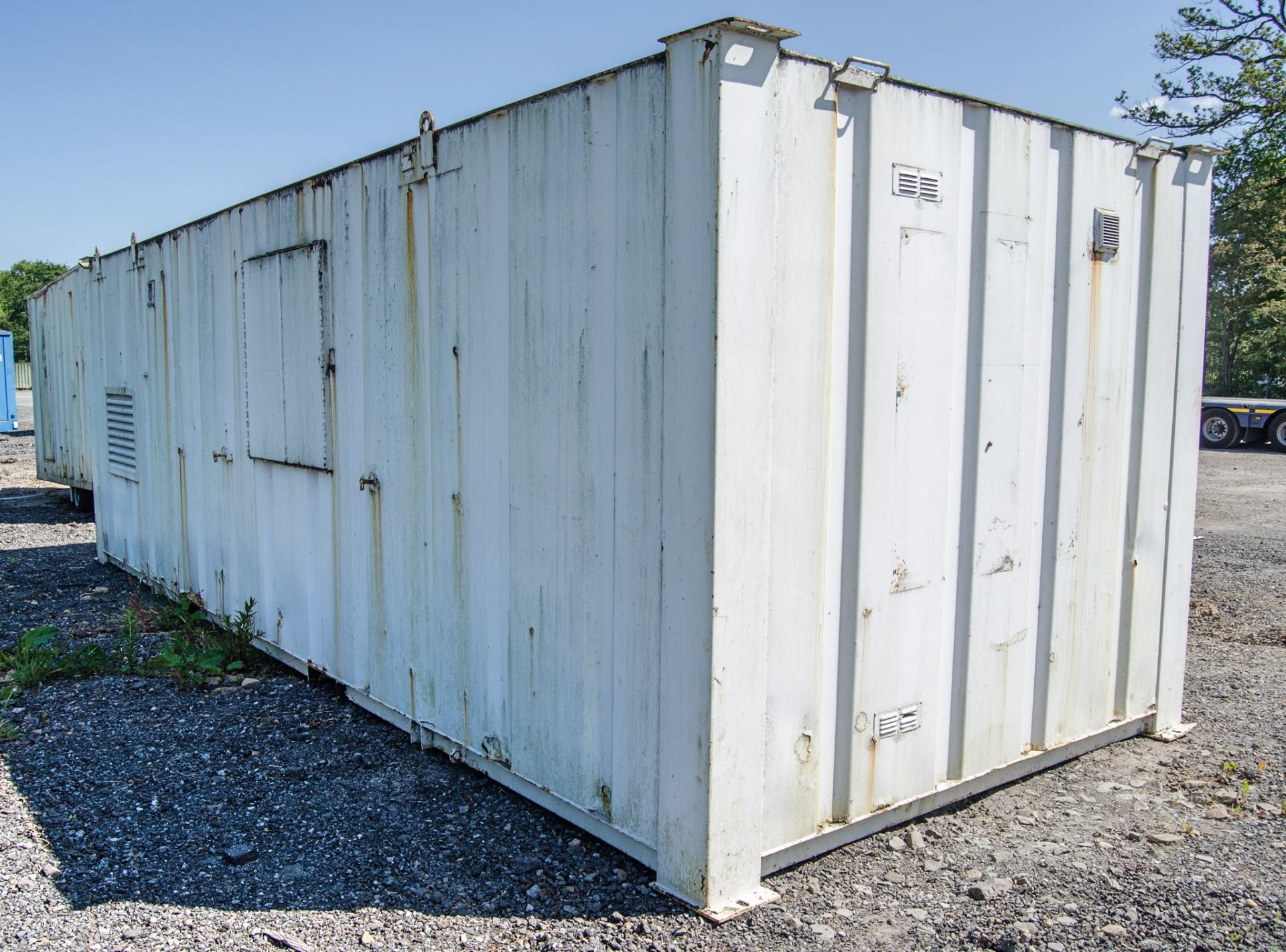 24ft x 9 ft steel anti-vandal welfare site unit Comprising of: canteen area, changing area, - Image 3 of 12