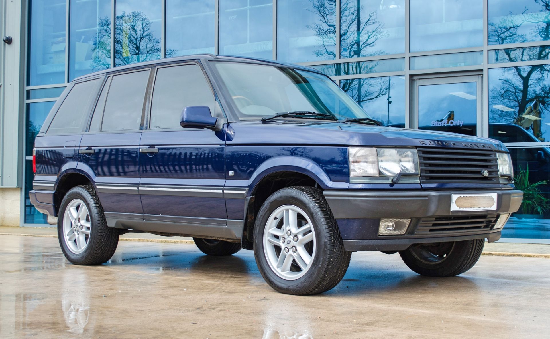 2001 Range Rover Vogue 4.6 litre V8 Auto 4 door SUV estate Registration: Y498 HNP Chassis: - Image 3 of 65