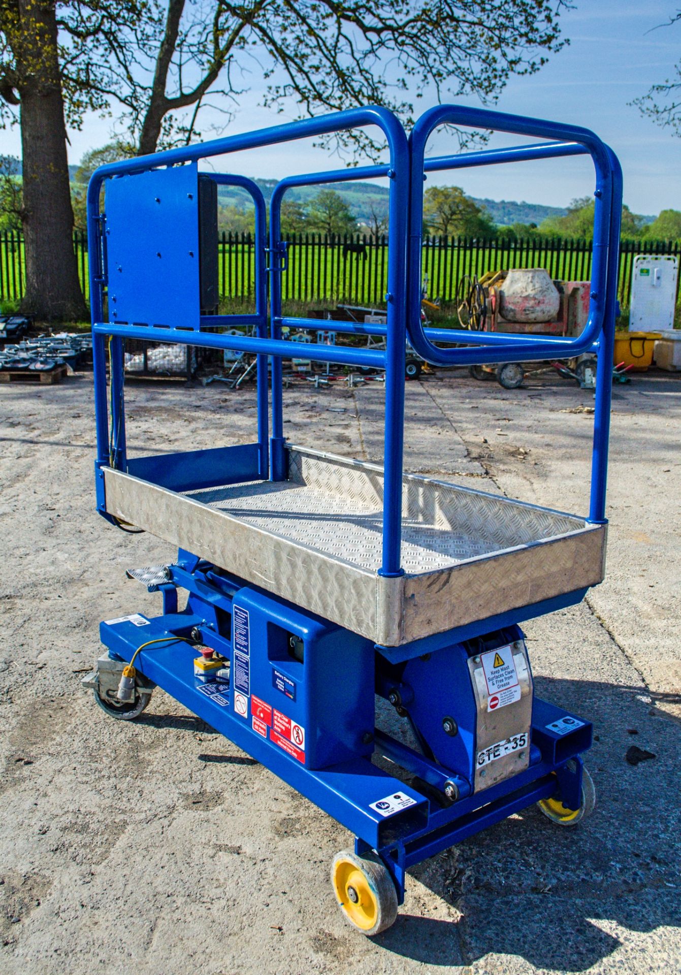 Power Tower battery electric push around access platform Year: 2014 S/N: 23383214A CTE-35 - Image 4 of 8