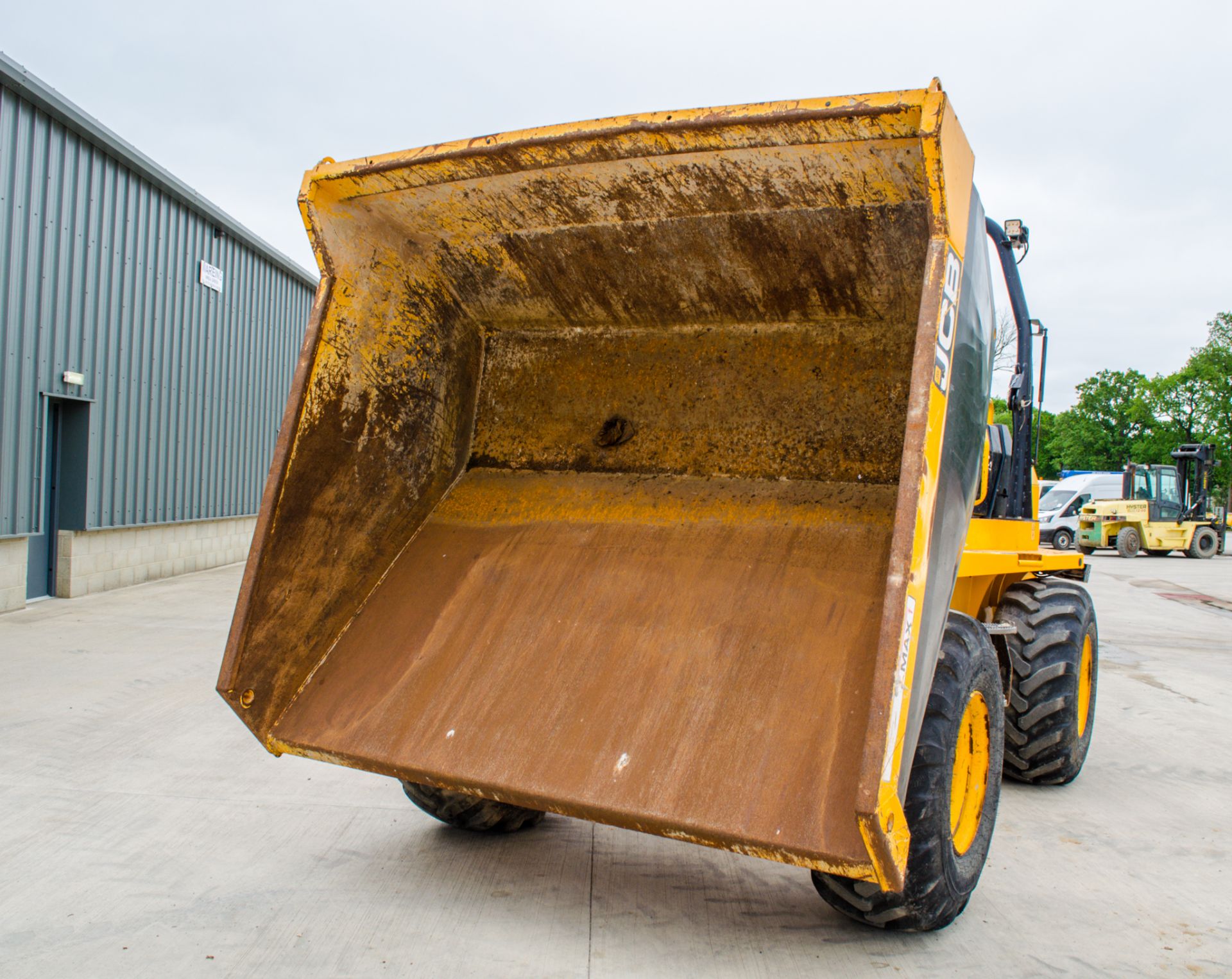 JCB 9FT 9 tonne straight skip dumper Year: 2019 S/N: 2780342 Recorded Hours: 2022 c/w camera system - Image 14 of 19