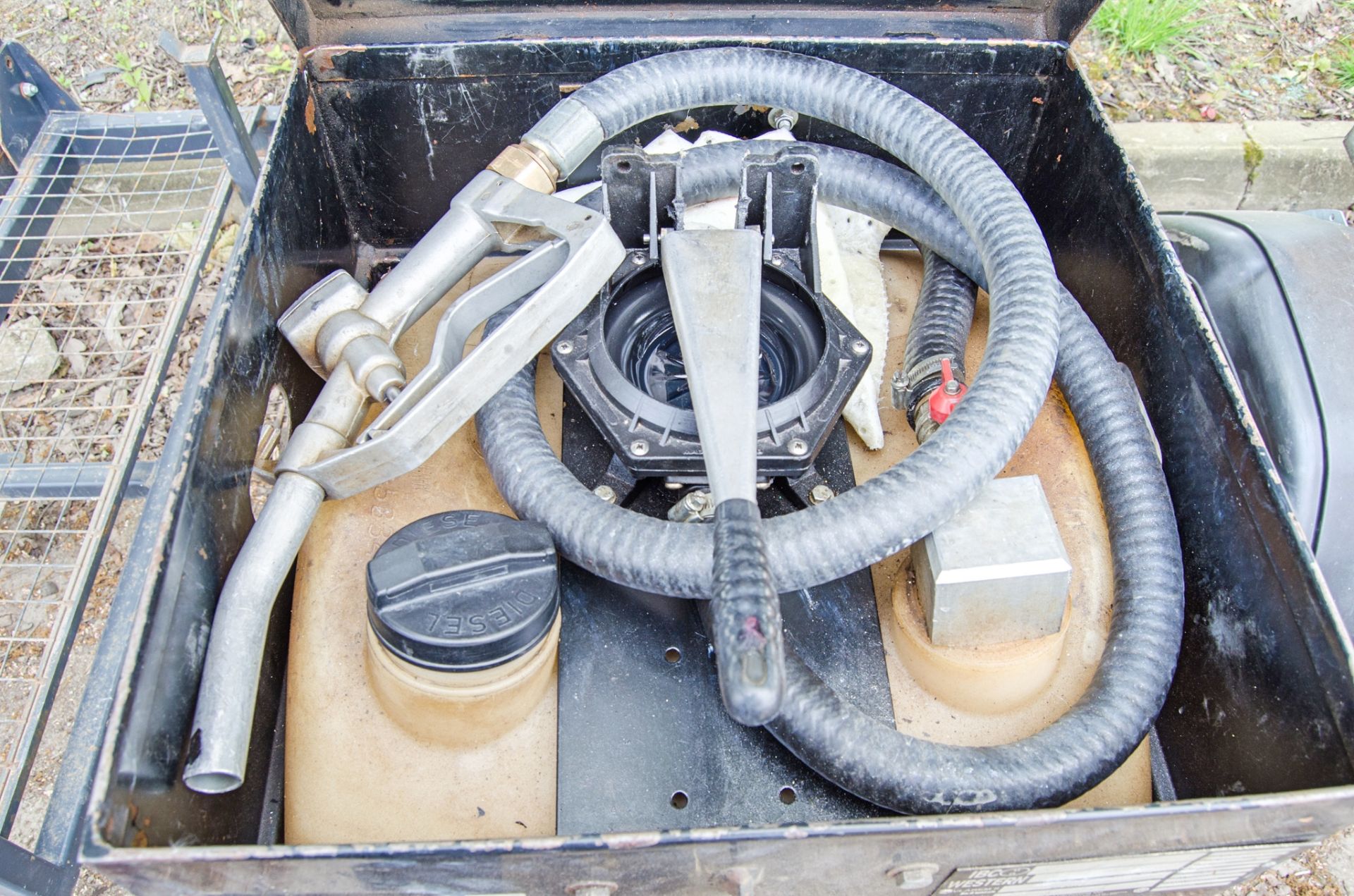 Western 100 litre push around bunded fuel bowser c/w manual pump delivery hose & nozzle H5101851 - Image 3 of 3