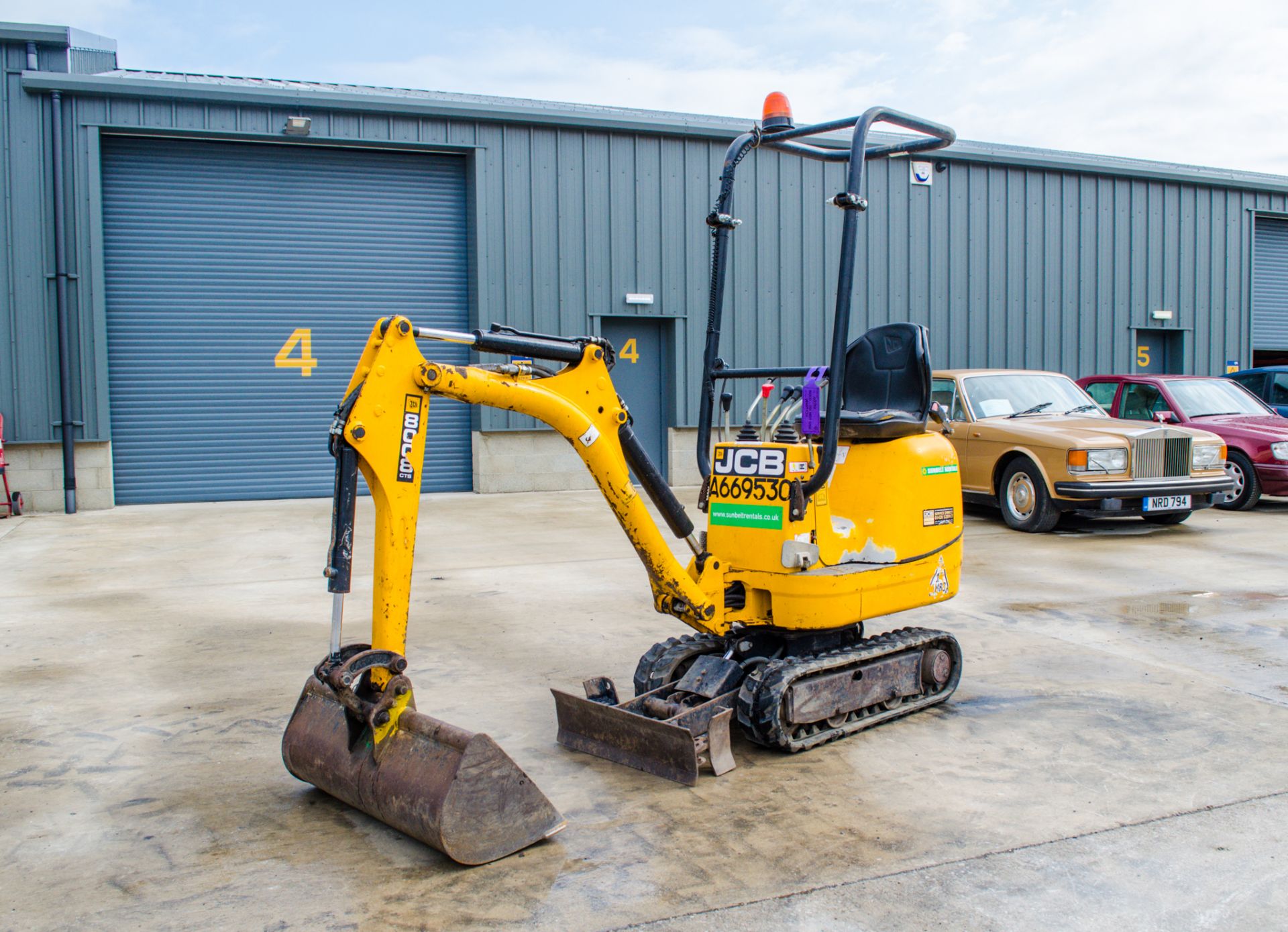 JCB 8008 CTS 0.8 tonne rubber tracked micro excavator Year: 2015 S/N: 2410905 Recorded Hours: 1769