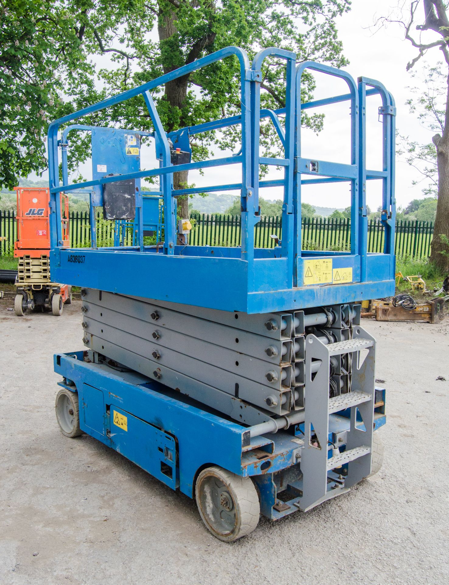 Genie GS3246 battery electric scissor lift access platform Year: 2014 S/N: 12229 Recorded Hours: 305 - Image 2 of 9