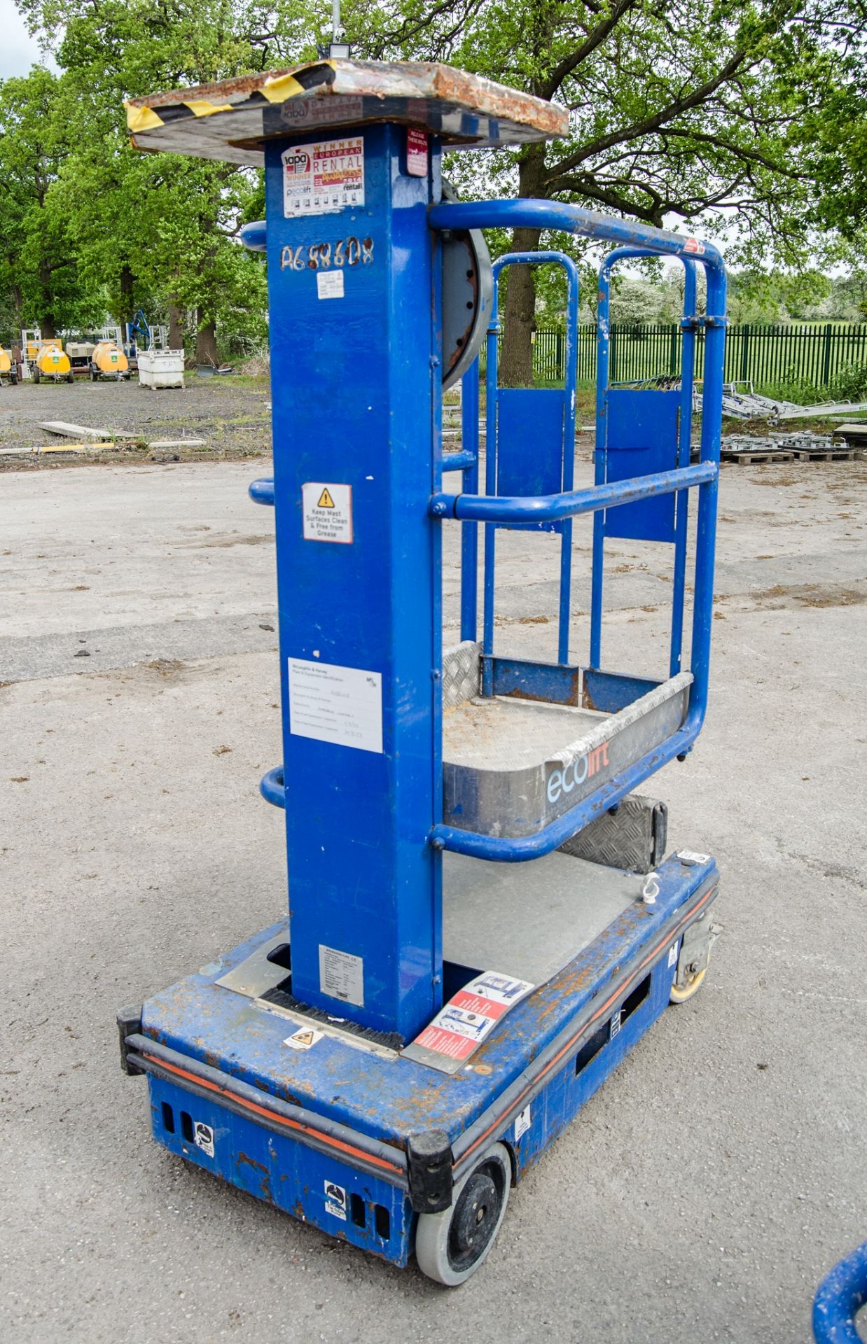 Power Tower Eco Lift manual vertical mast access platform Year: 2015 S/N: 7722115H A688608 - Image 2 of 3